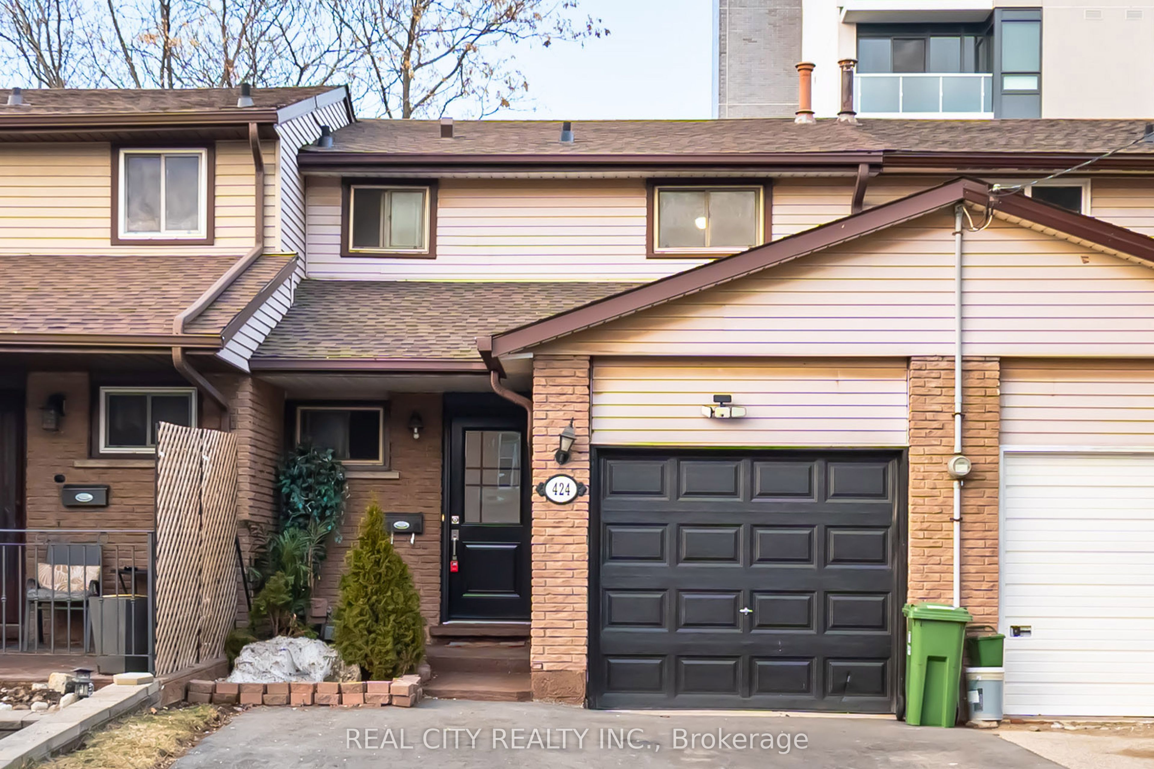 424 Jackson Street W