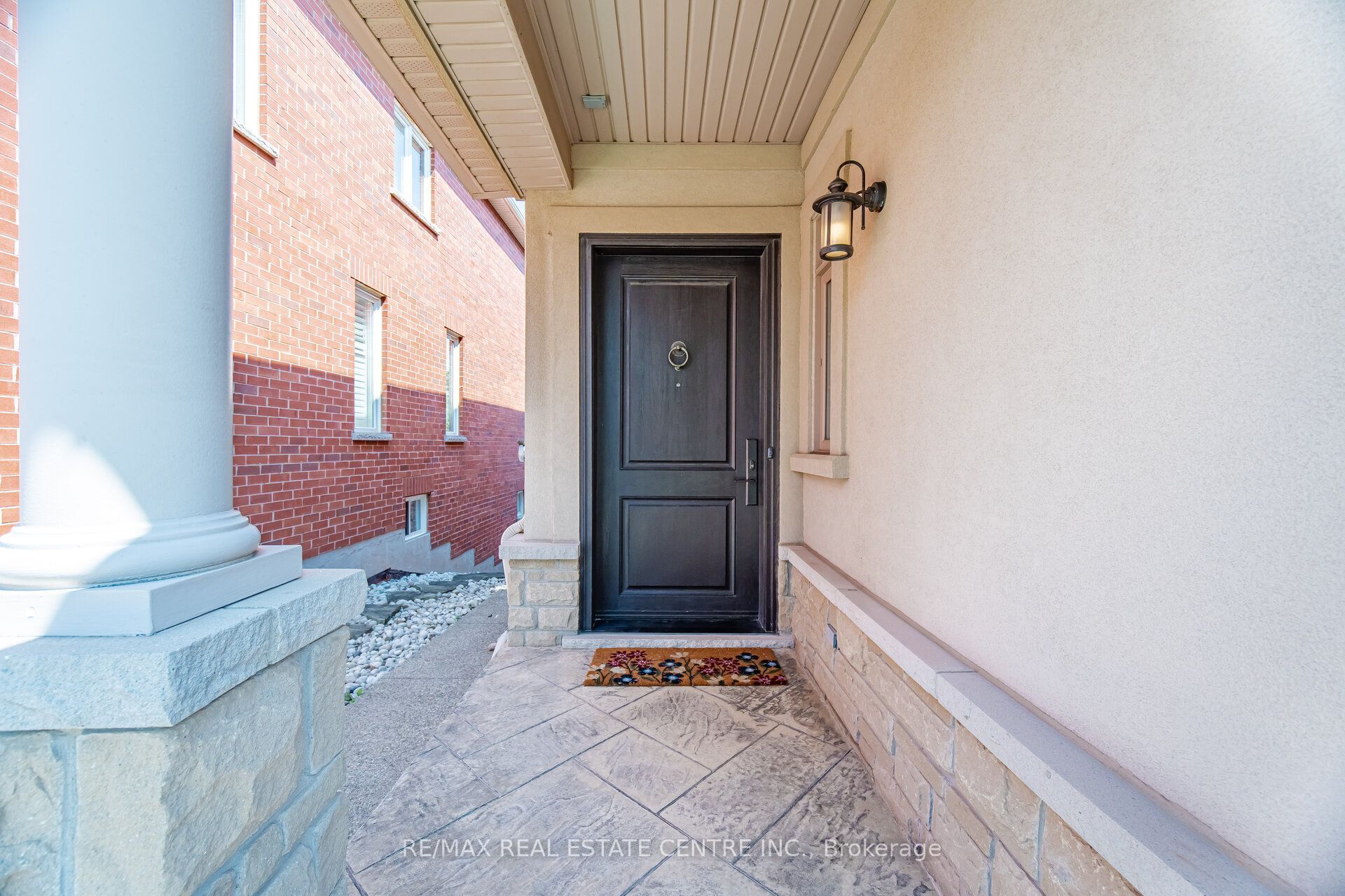 2425 QUETICO Crescent
