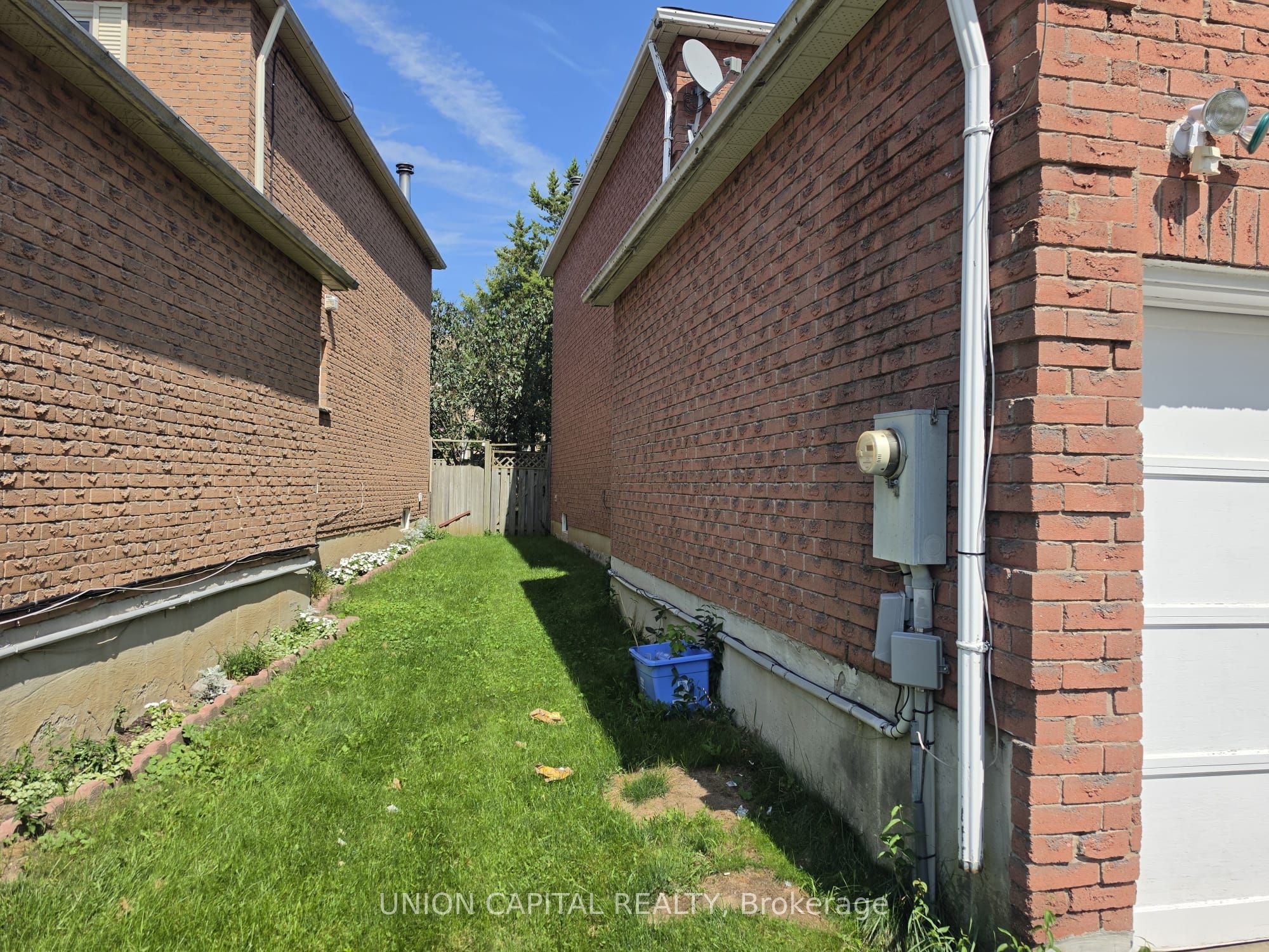 2363 Strathmore Crescent