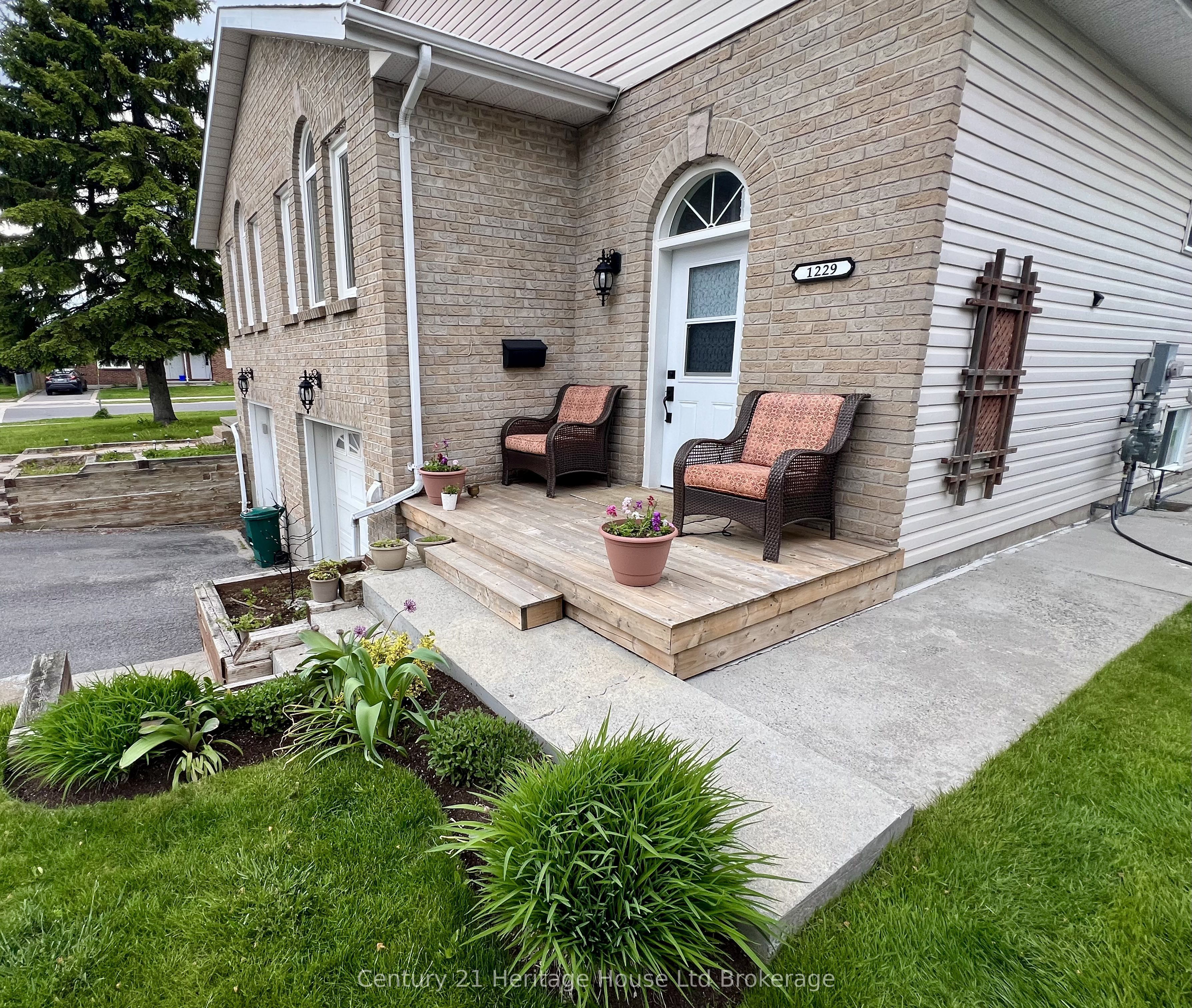 1229 Brackenwood Crescent
