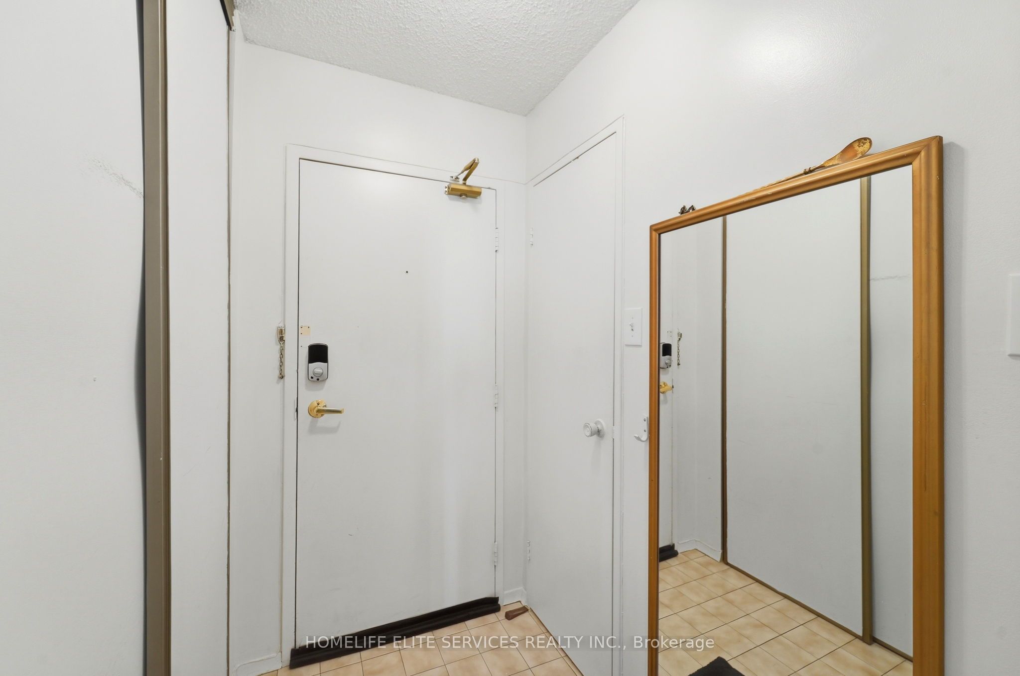500 Laurier Avenue W 909