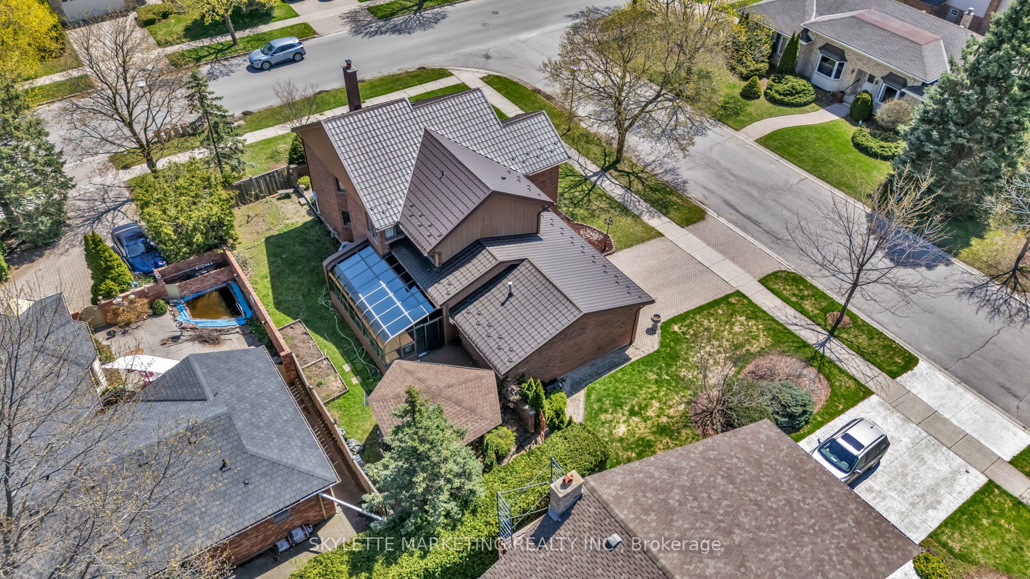 2 Deer Valley Crescent