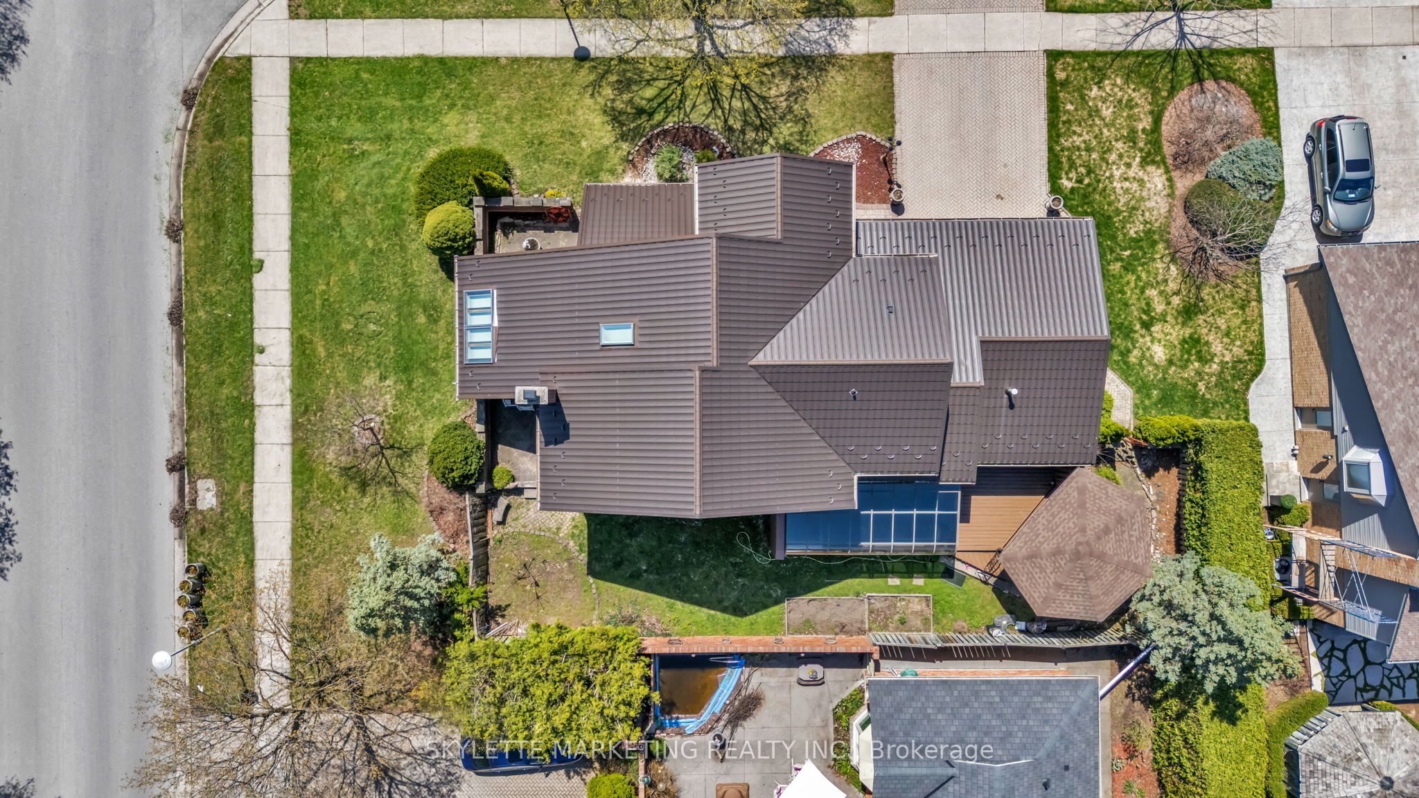 2 Deer Valley Crescent