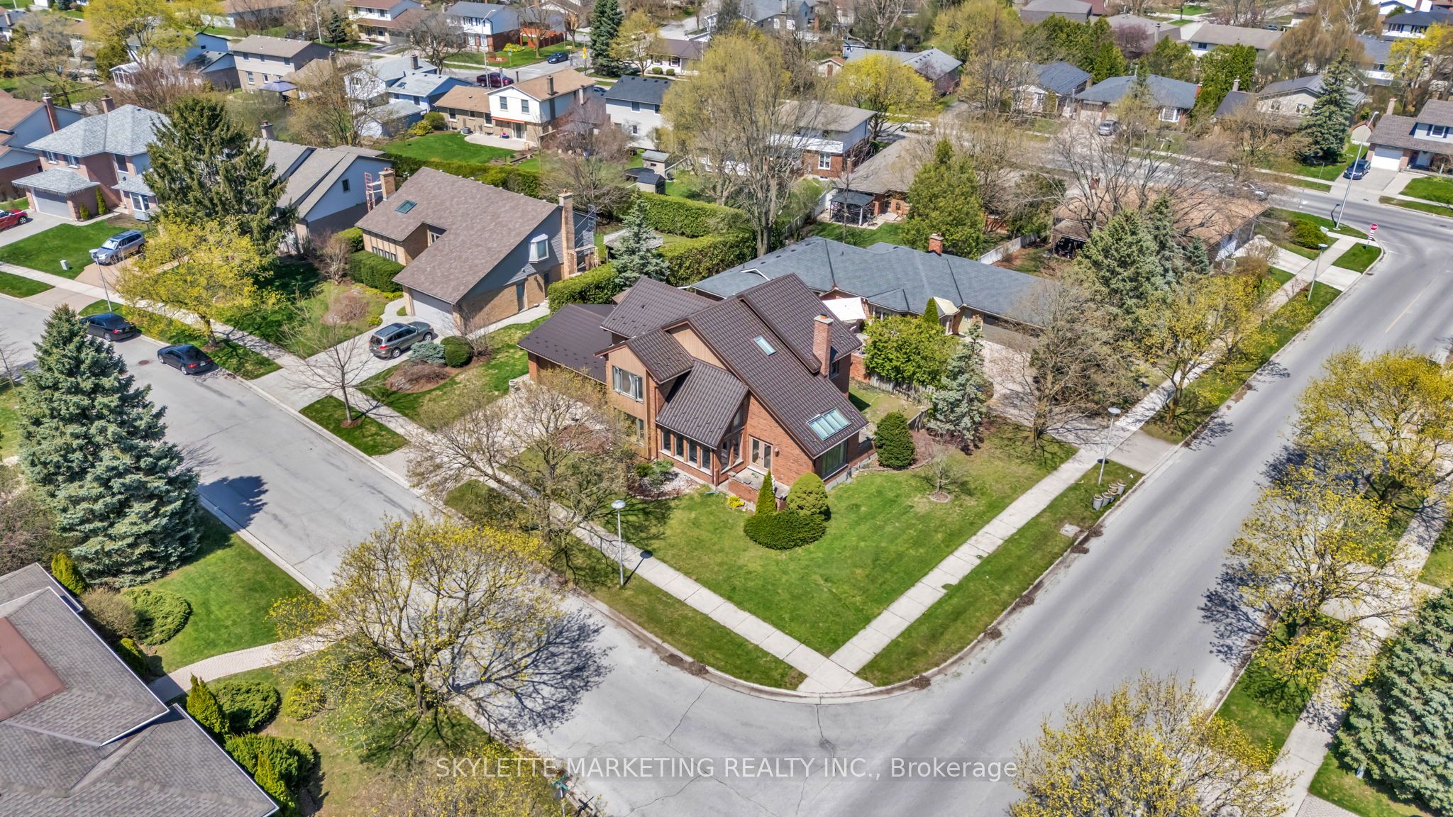 2 Deer Valley Crescent