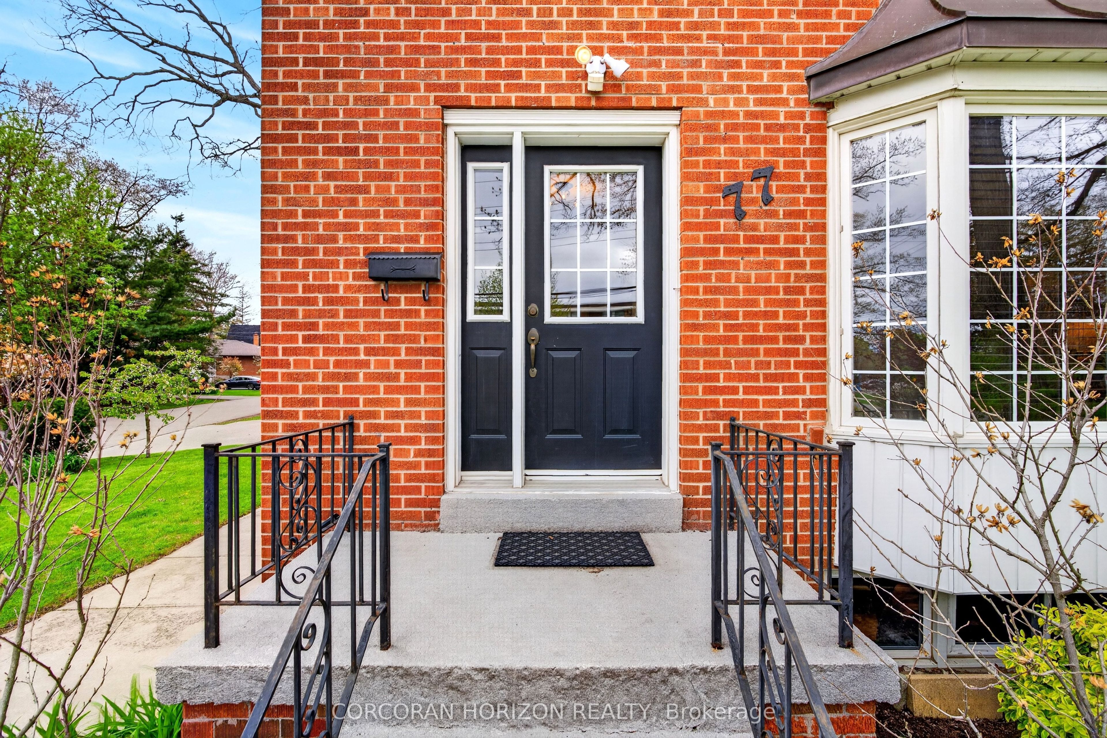 77 Mineola Road E