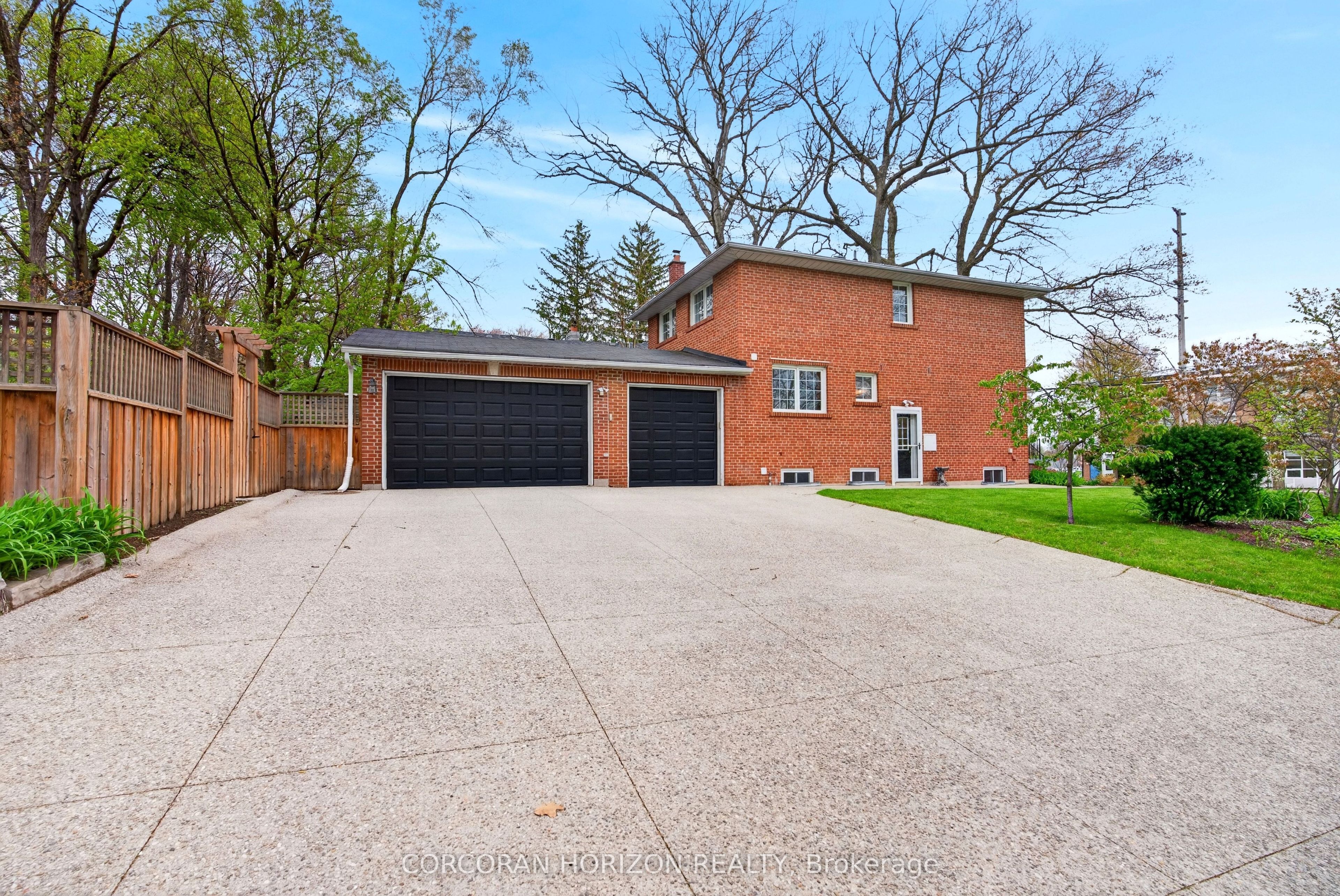 77 Mineola Road E