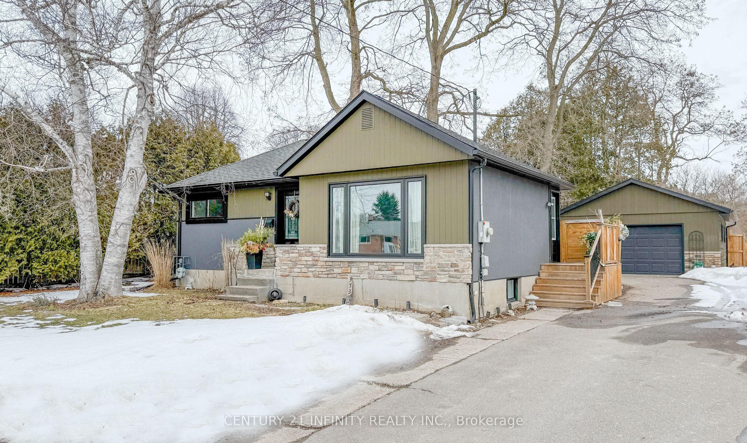 373 Grandview Street S