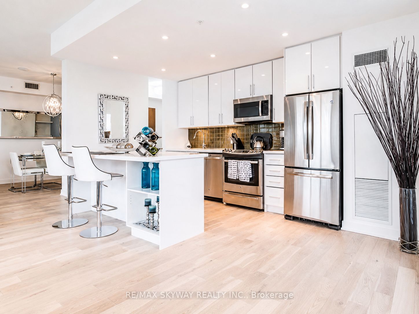 2212 Lakeshore Boulevard W Lph03