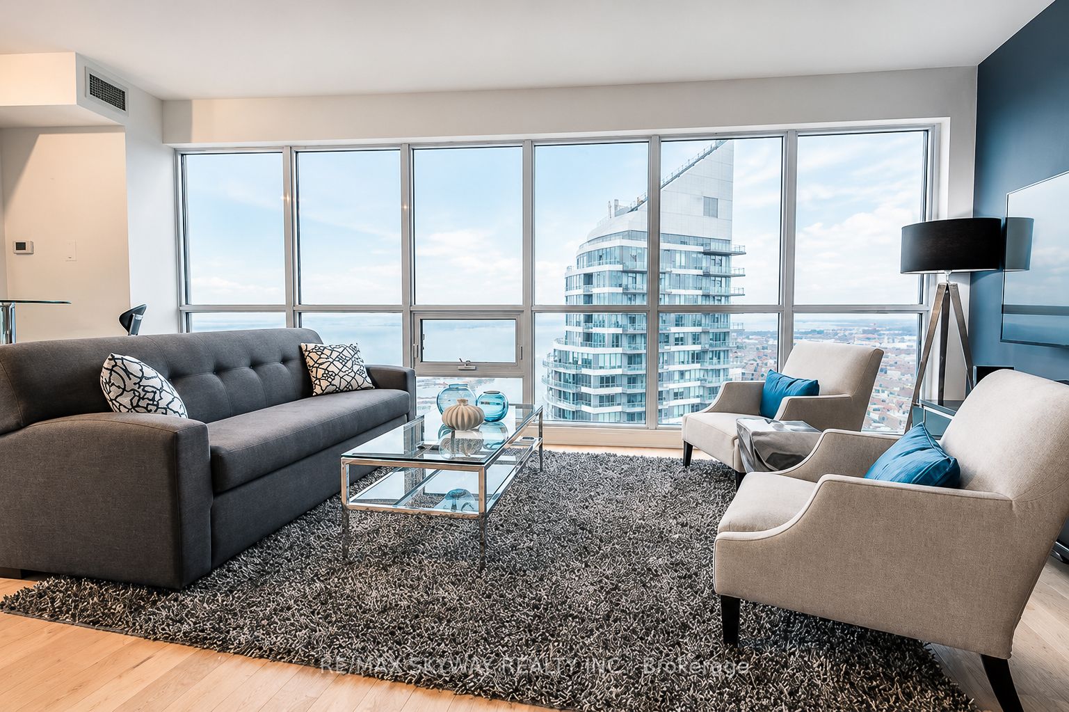 2212 Lakeshore Boulevard W Lph03
