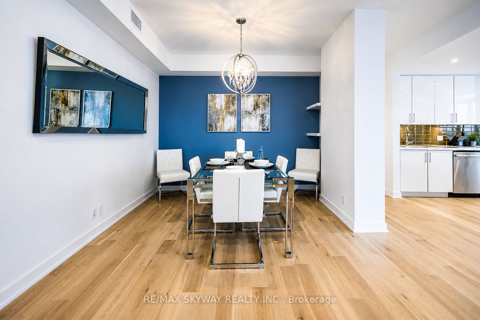 2212 Lakeshore Boulevard W Lph03