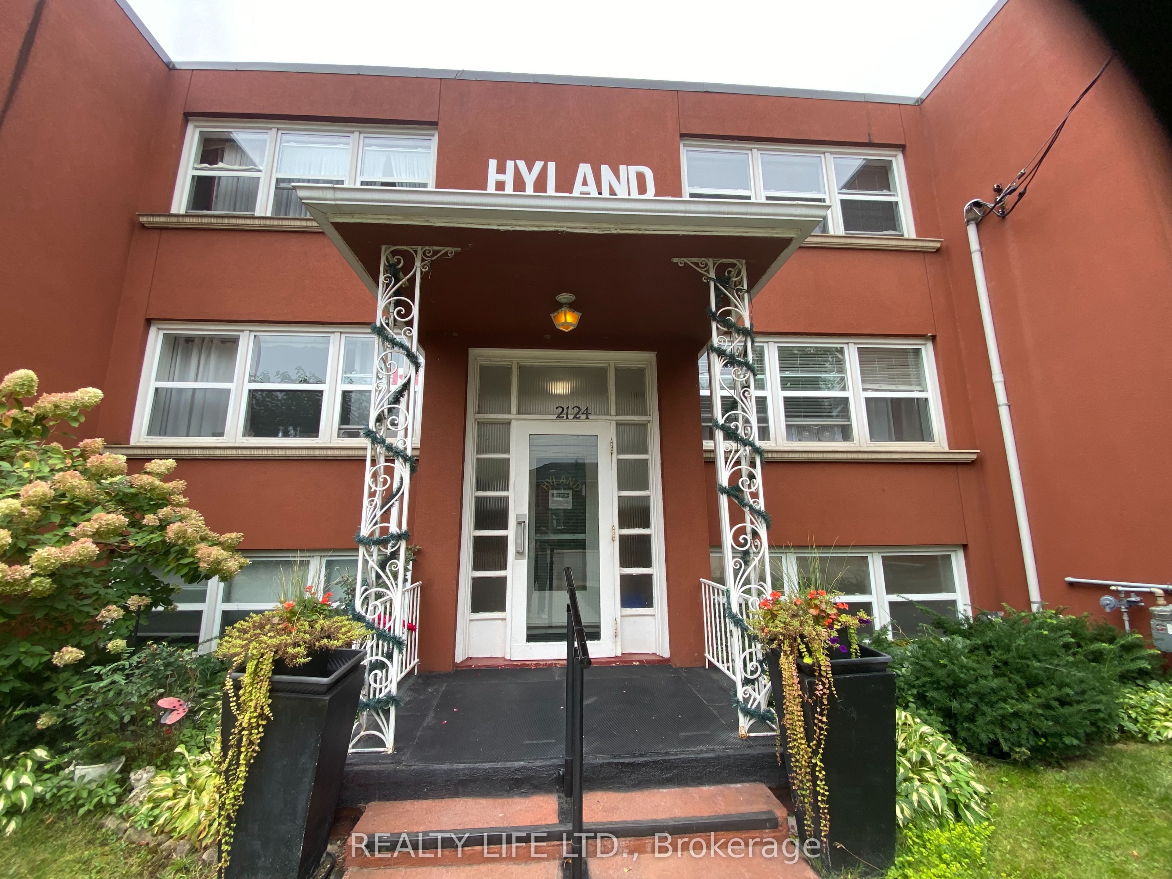 2124 Harris Crescent