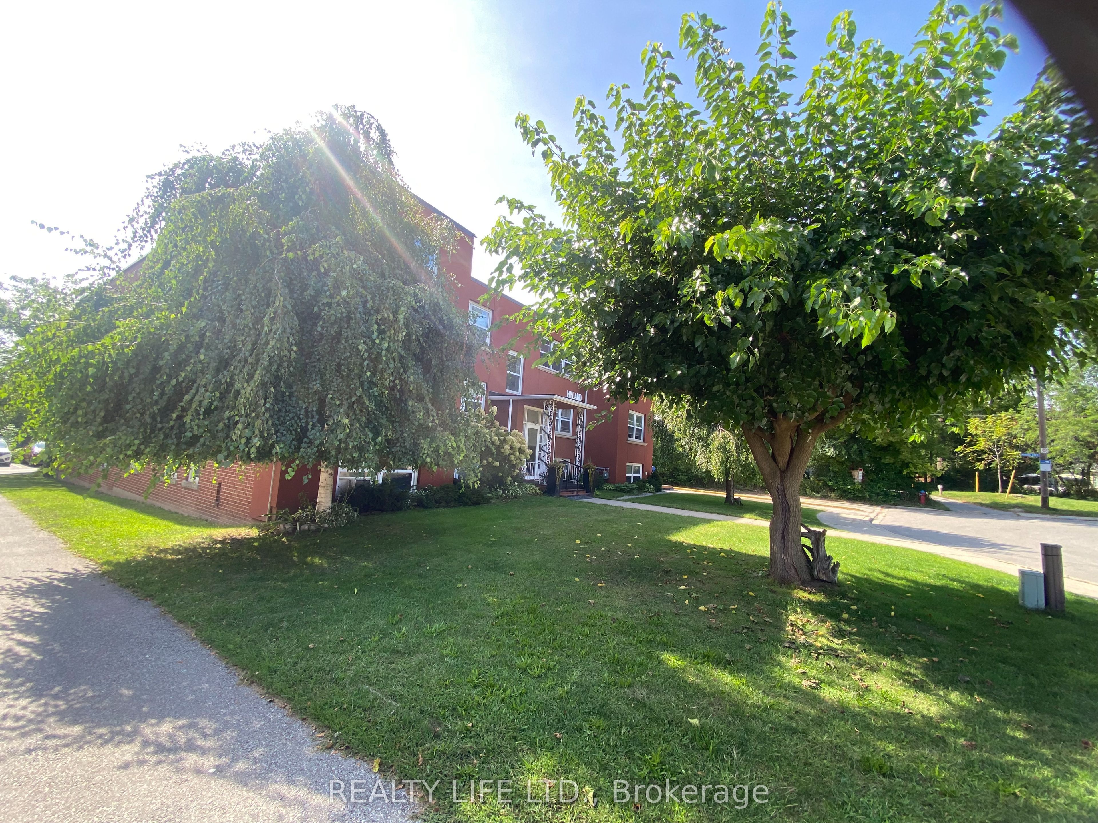 2124 Harris Crescent