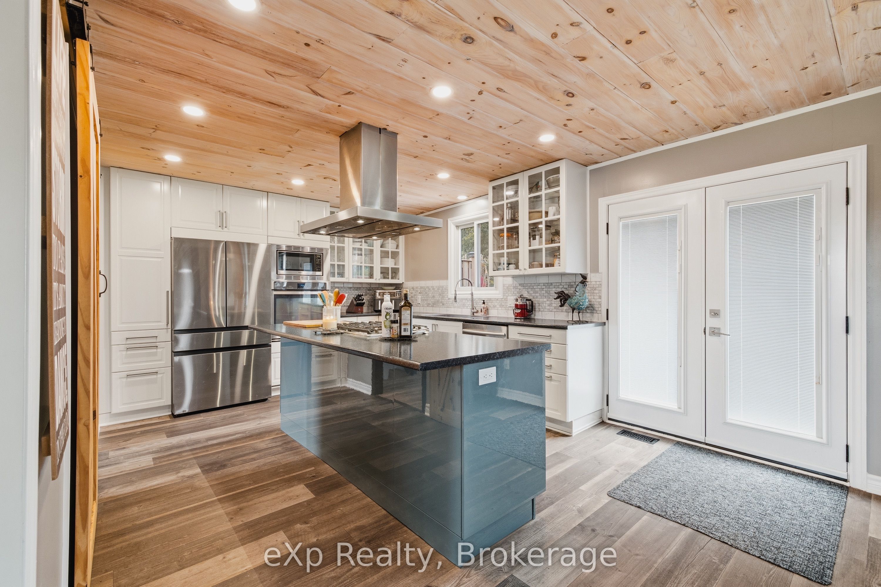 375 Victoria Street W