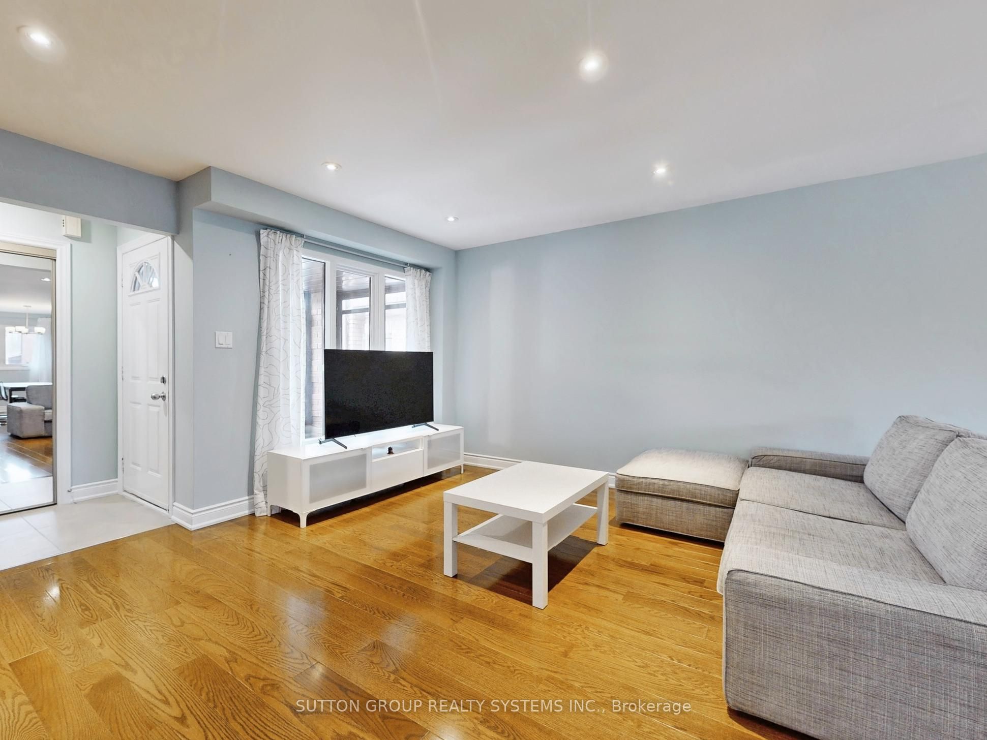 3279 Pilcom Crescent