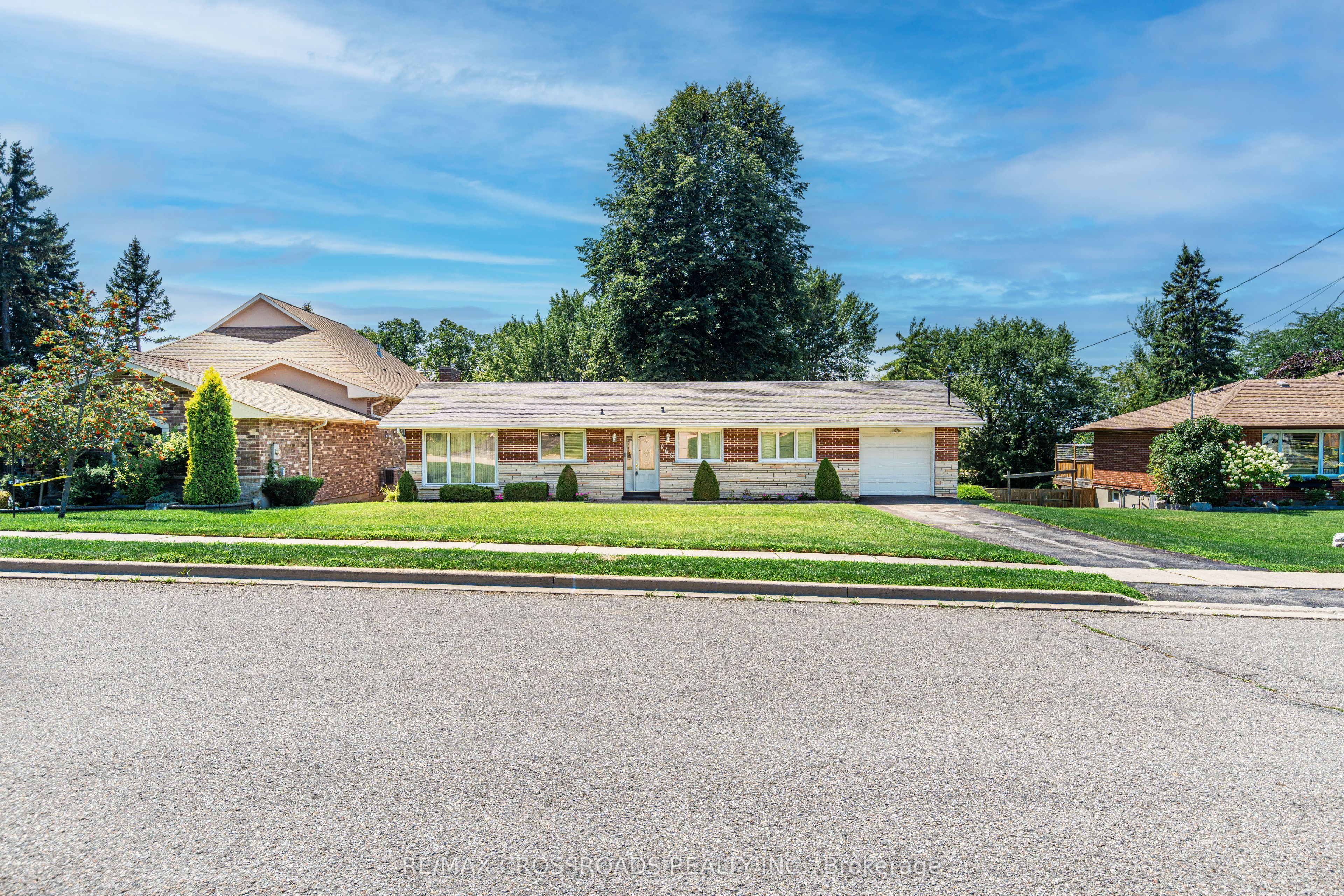 166 Elizabeth Crescent N
