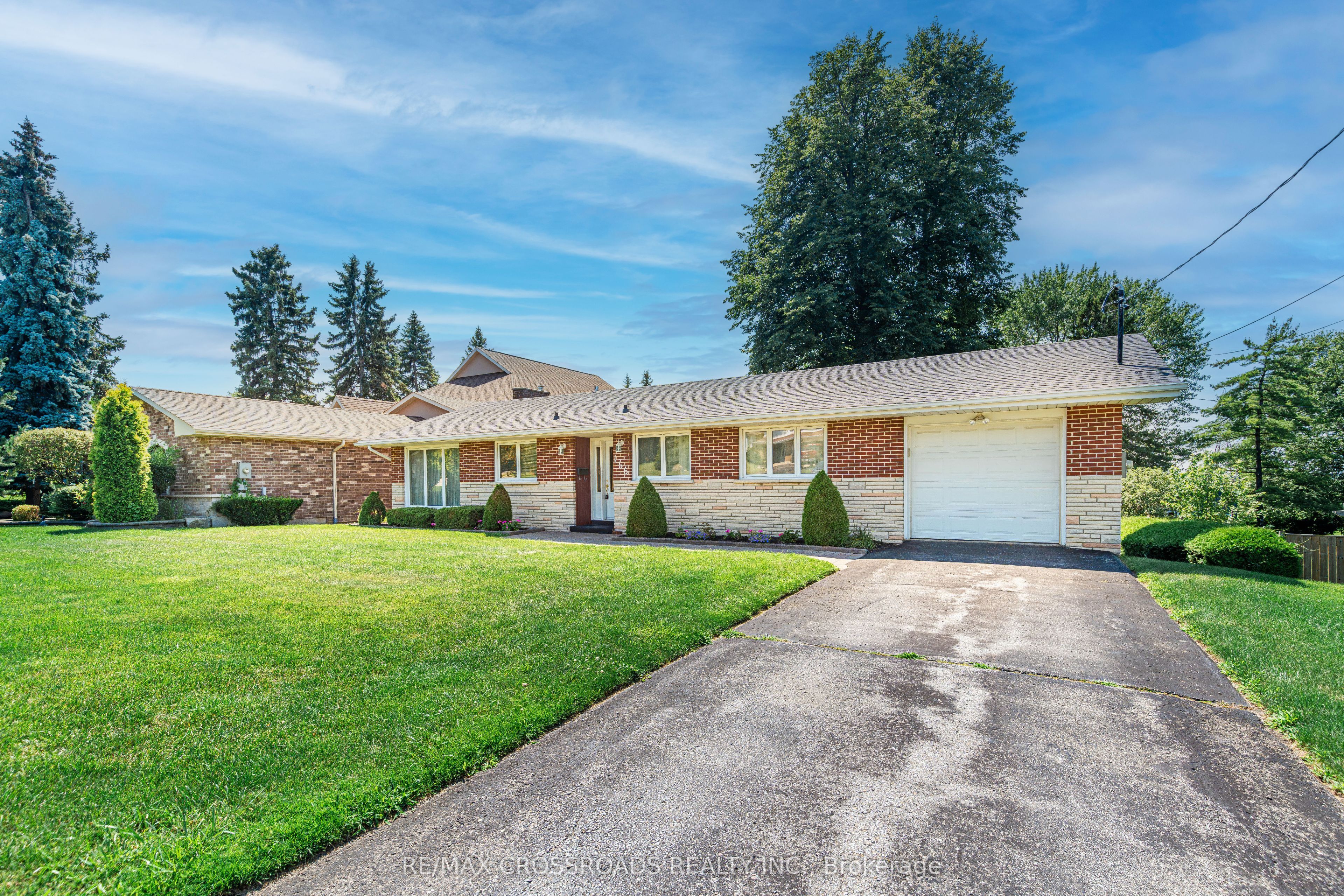 166 Elizabeth Crescent N