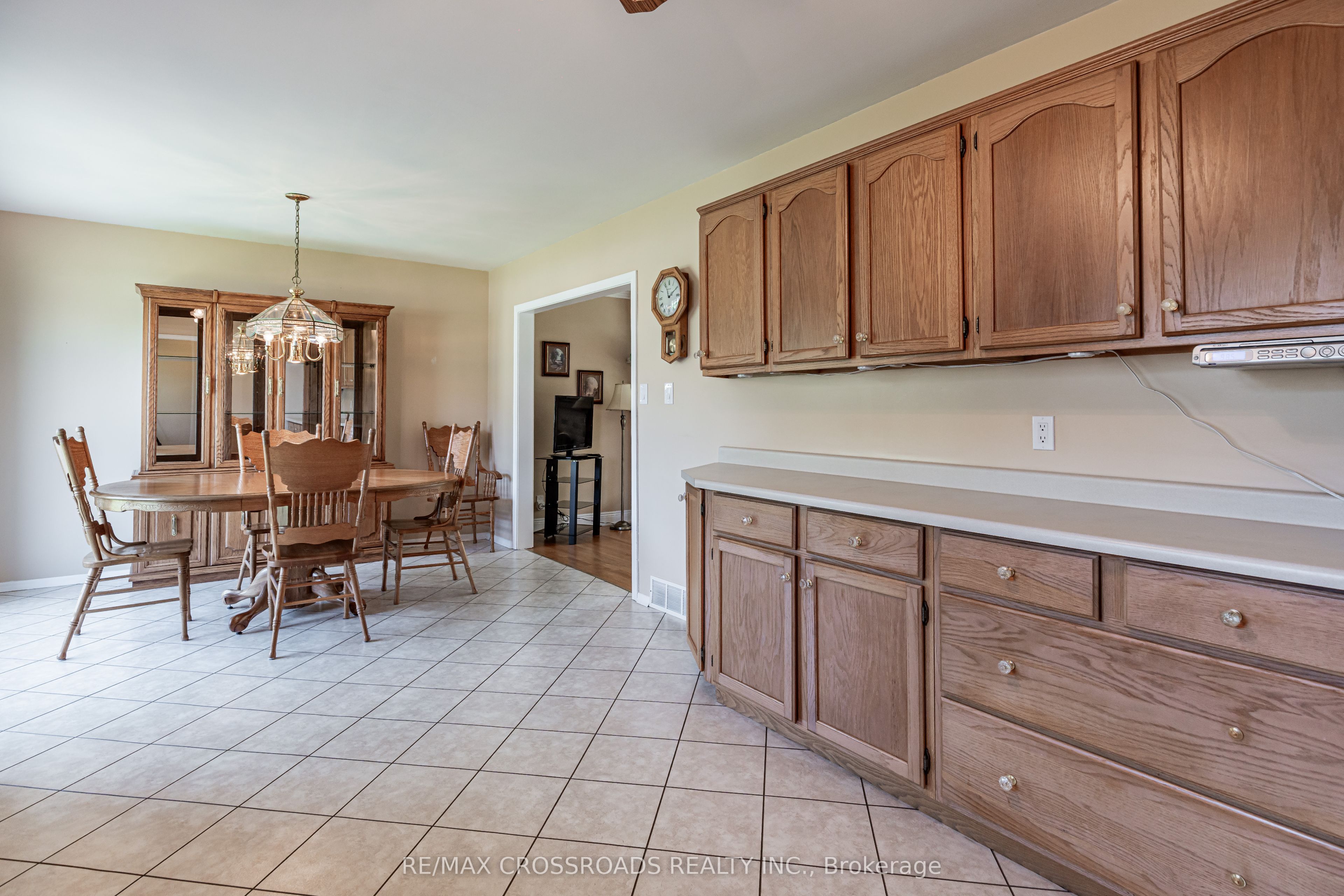 166 Elizabeth Crescent N