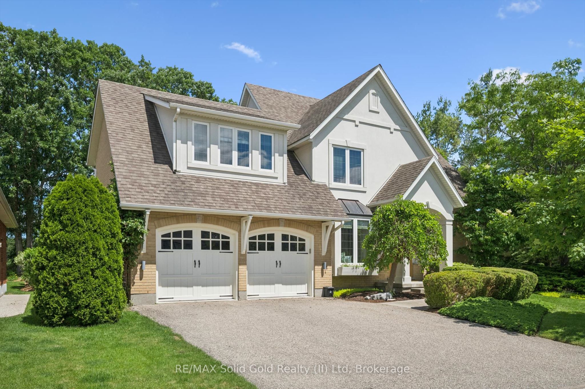 576 Falconridge Crescent