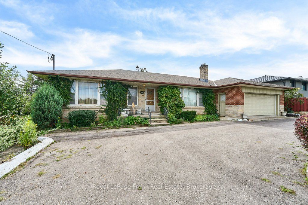 1535 Dundas Street E