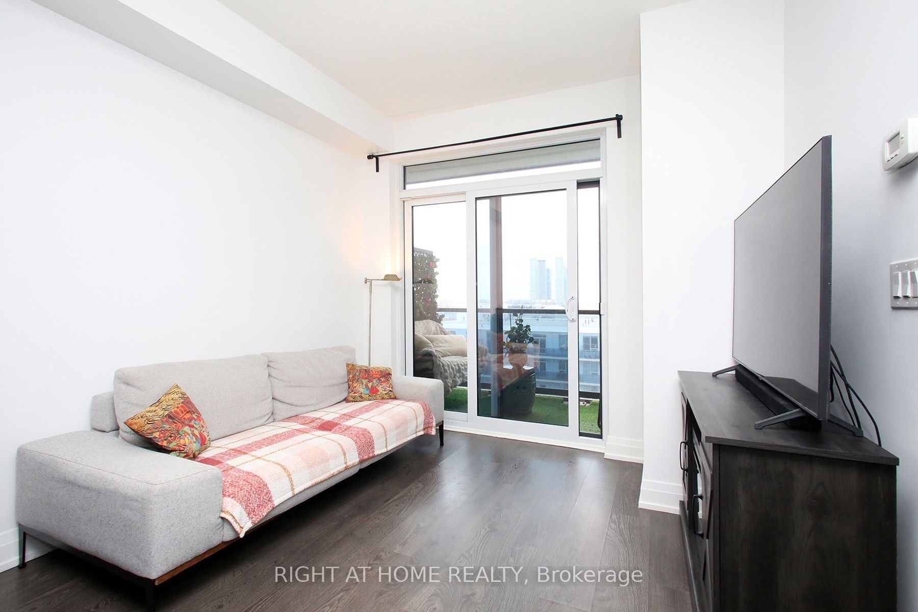 3700 Highway 7 Road 901