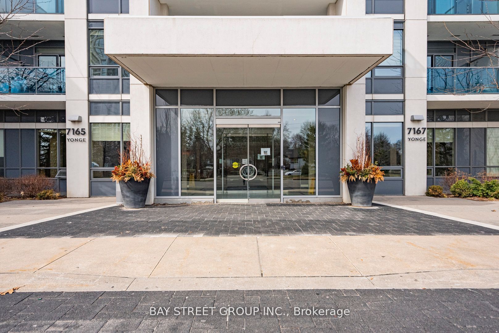 7167 Yonge Street 718