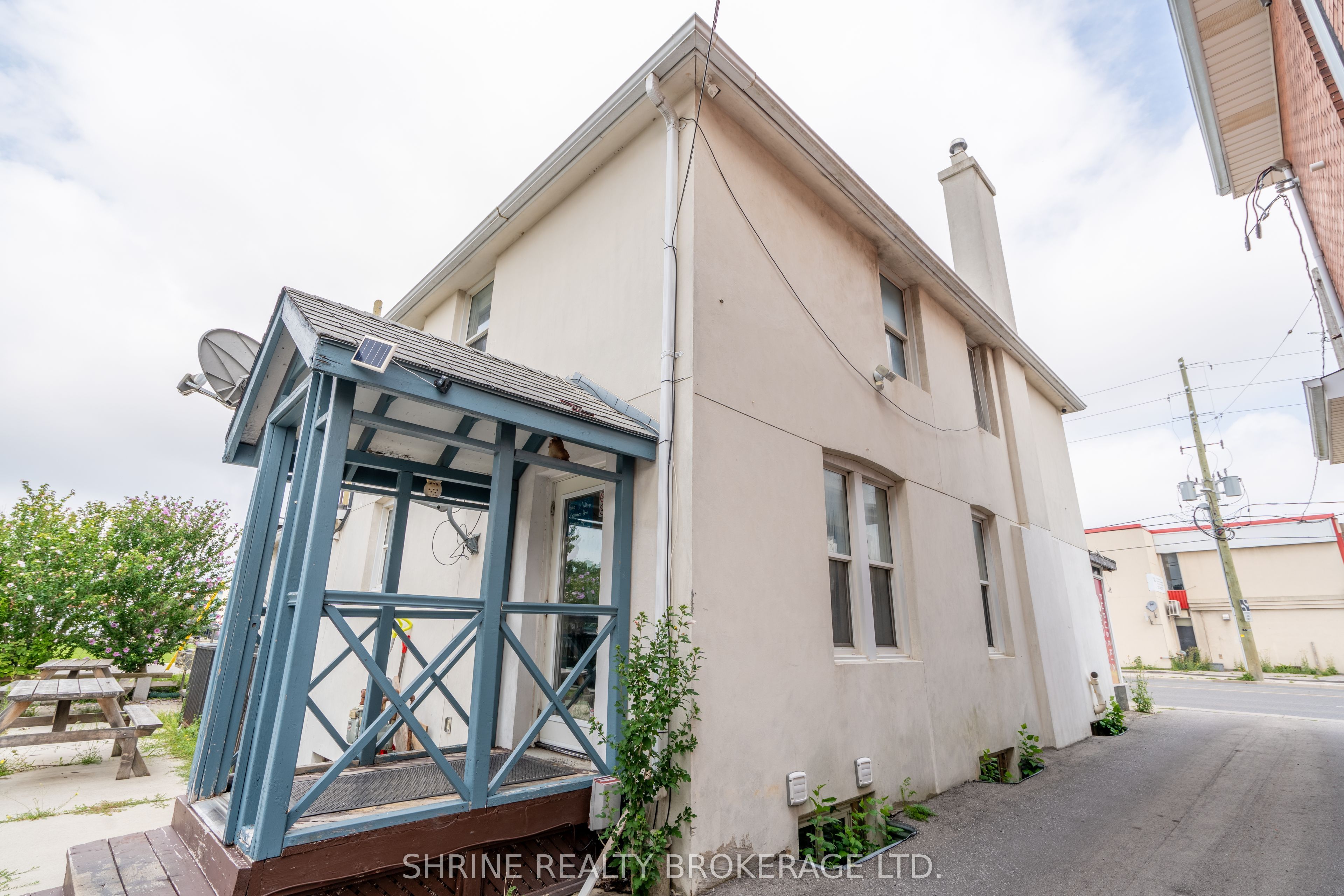 1487 Dundas Street
