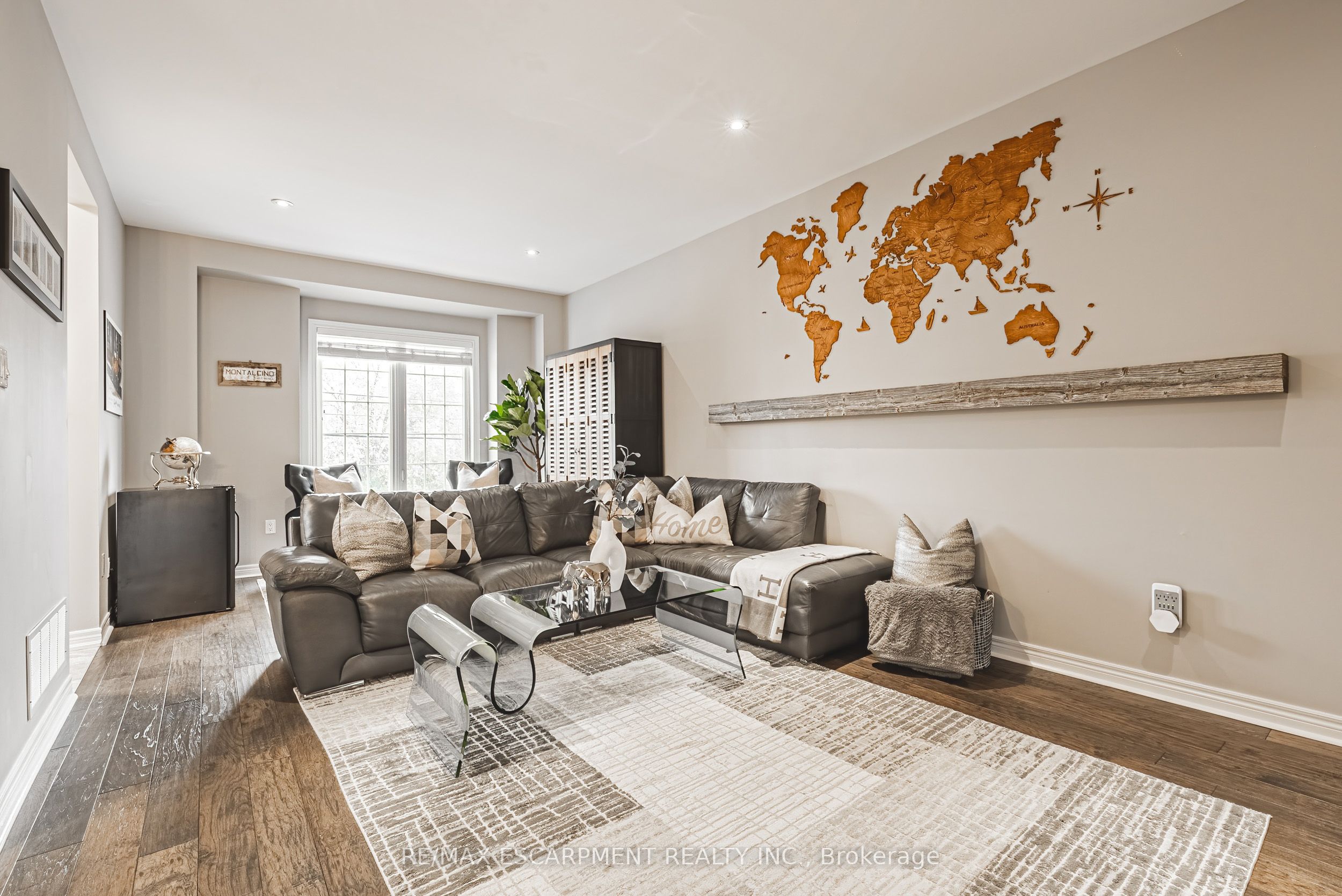 2220 Queensway Drive 4