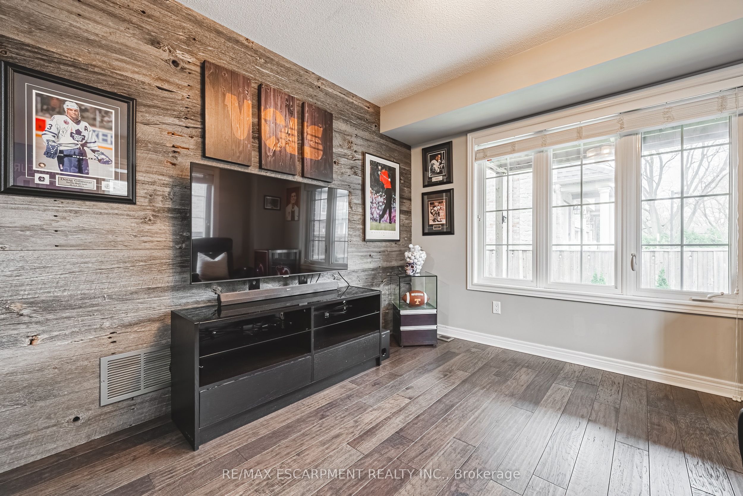 2220 Queensway Drive 4