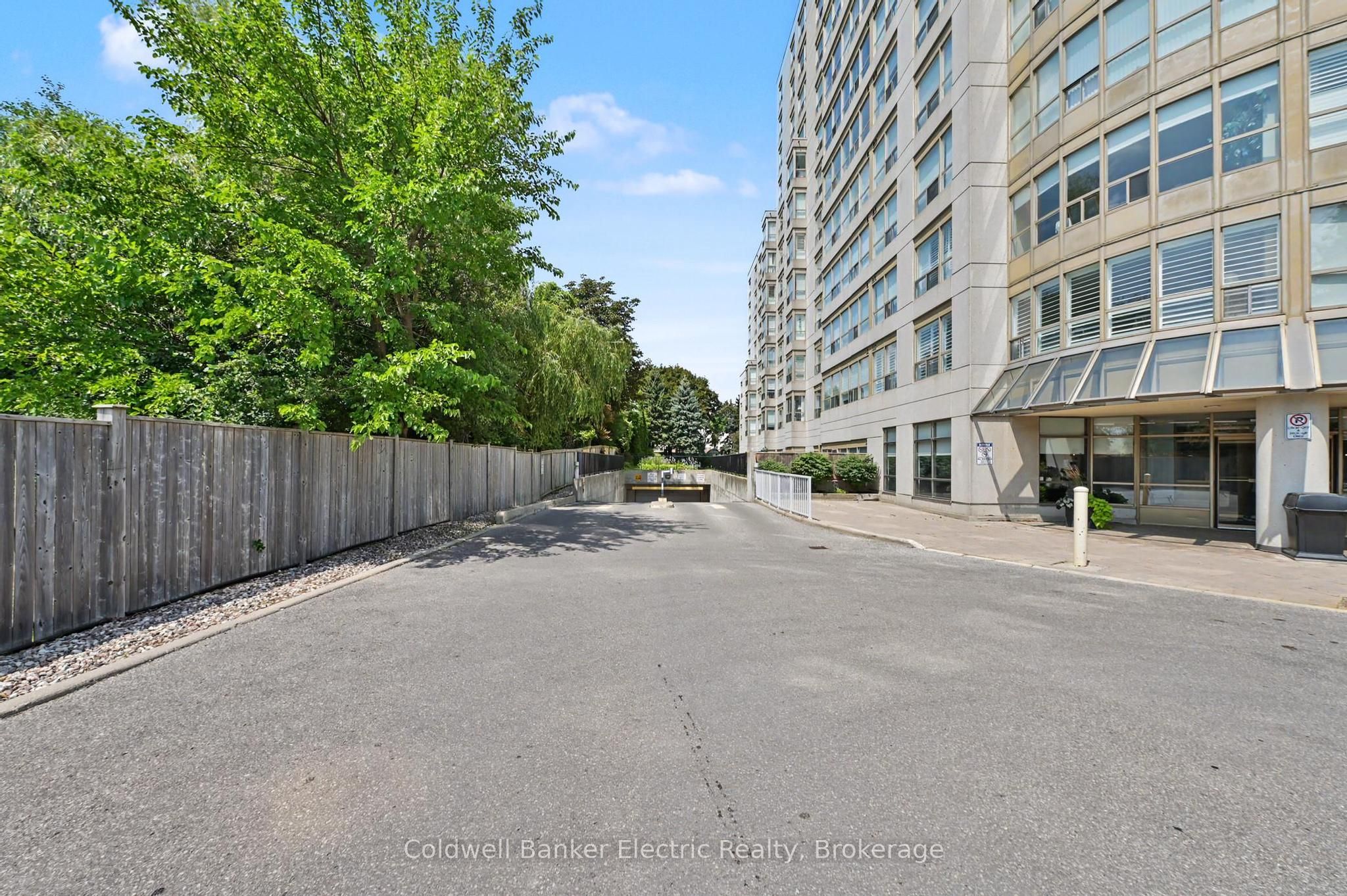 712 Rossland Road E 1011