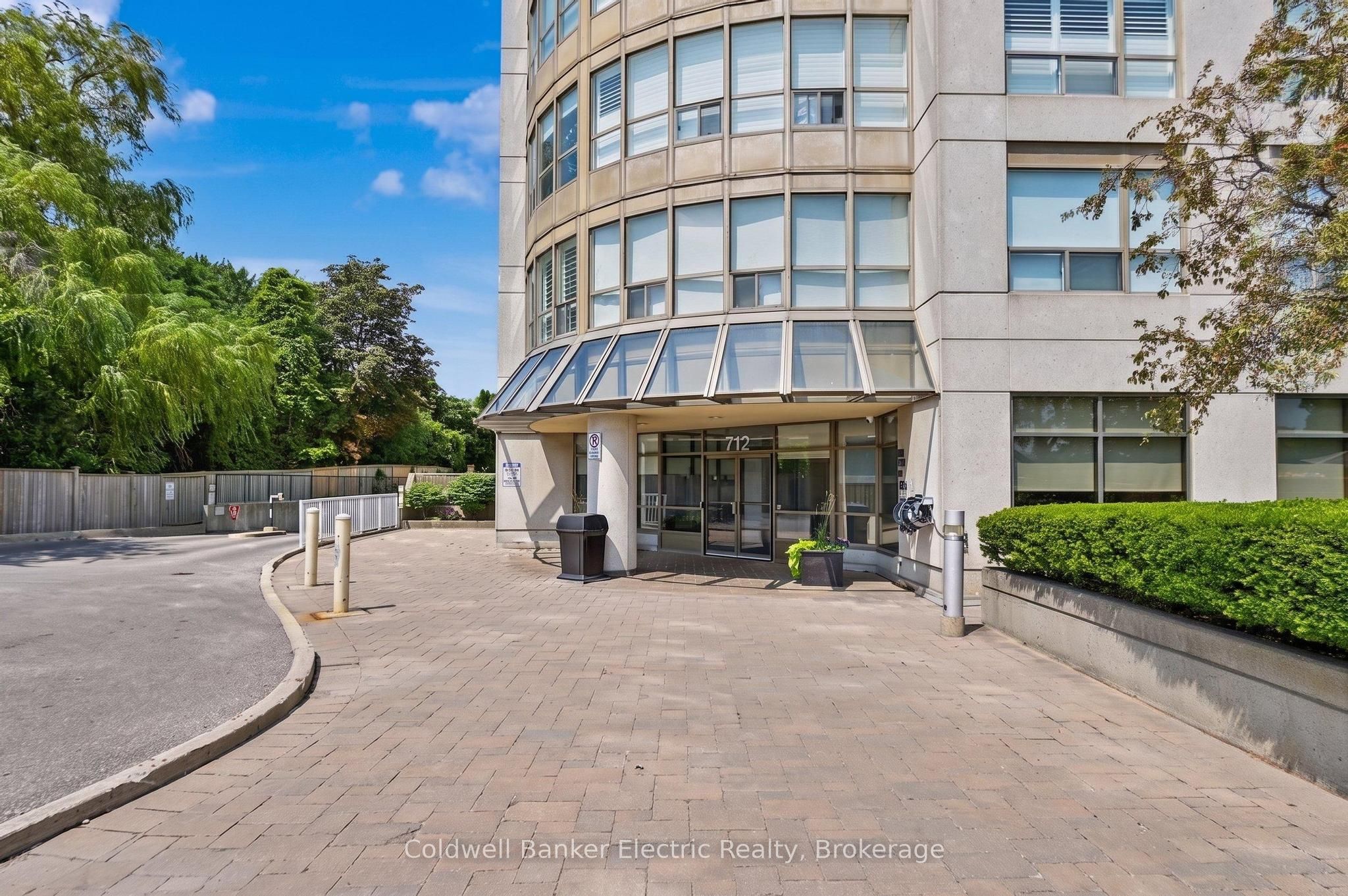 712 Rossland Road E 1011