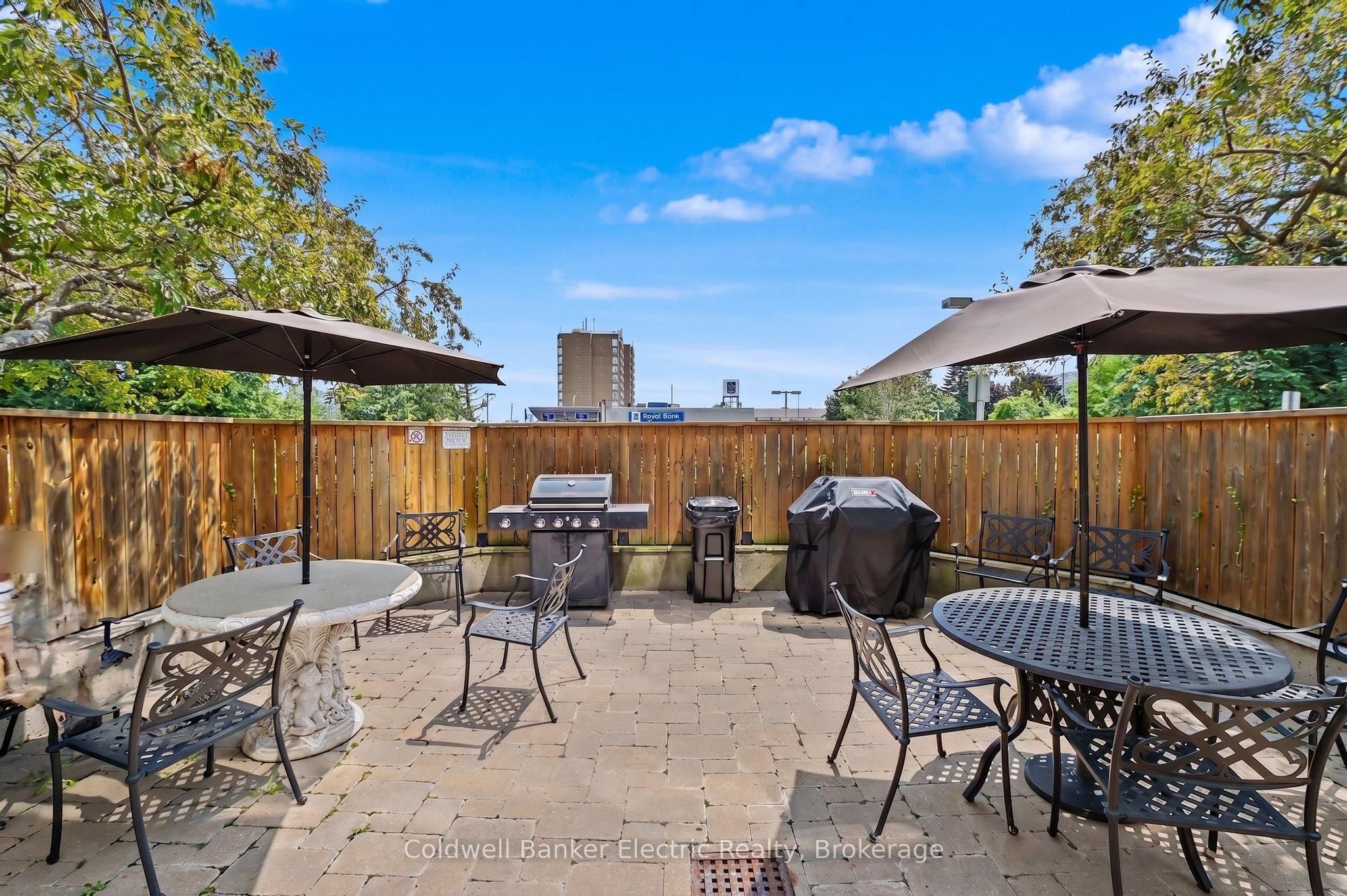 712 Rossland Road E 1011