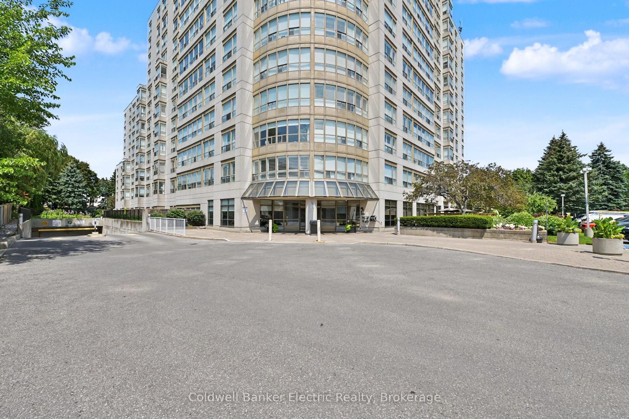712 Rossland Road E 1011