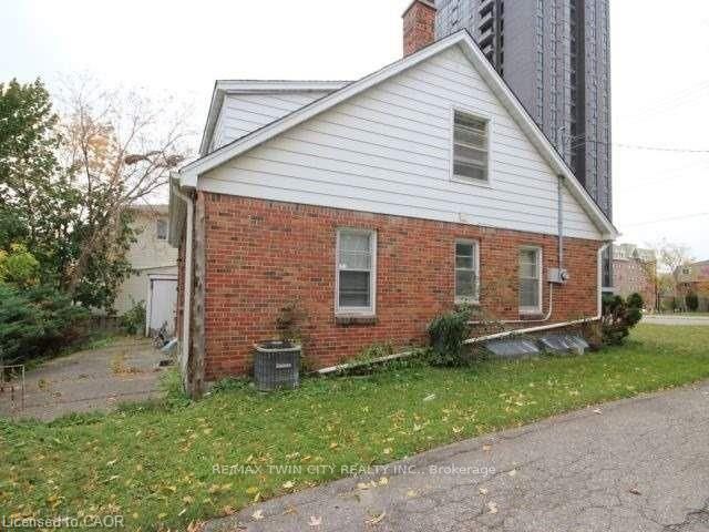342 King St N Street N