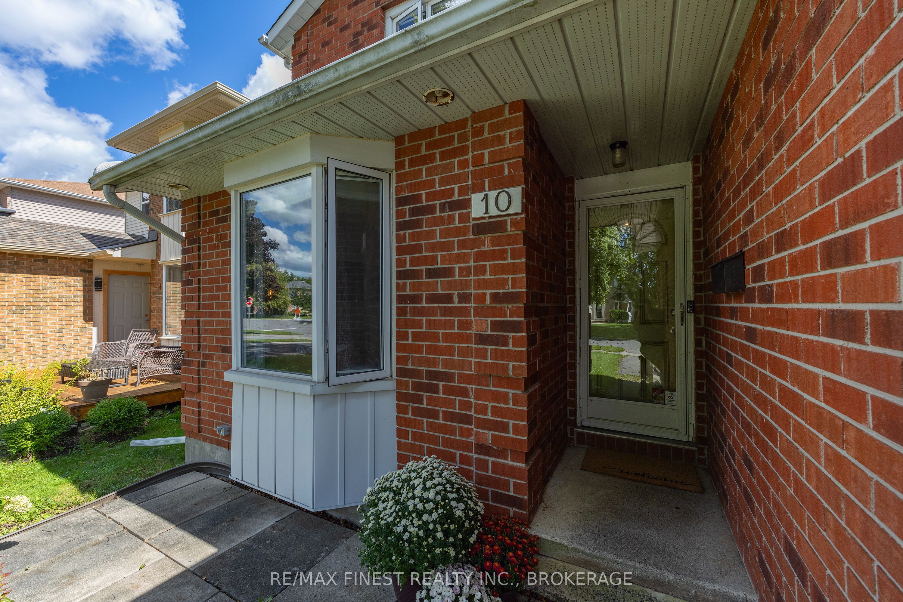 10 CHARTWELL Crescent