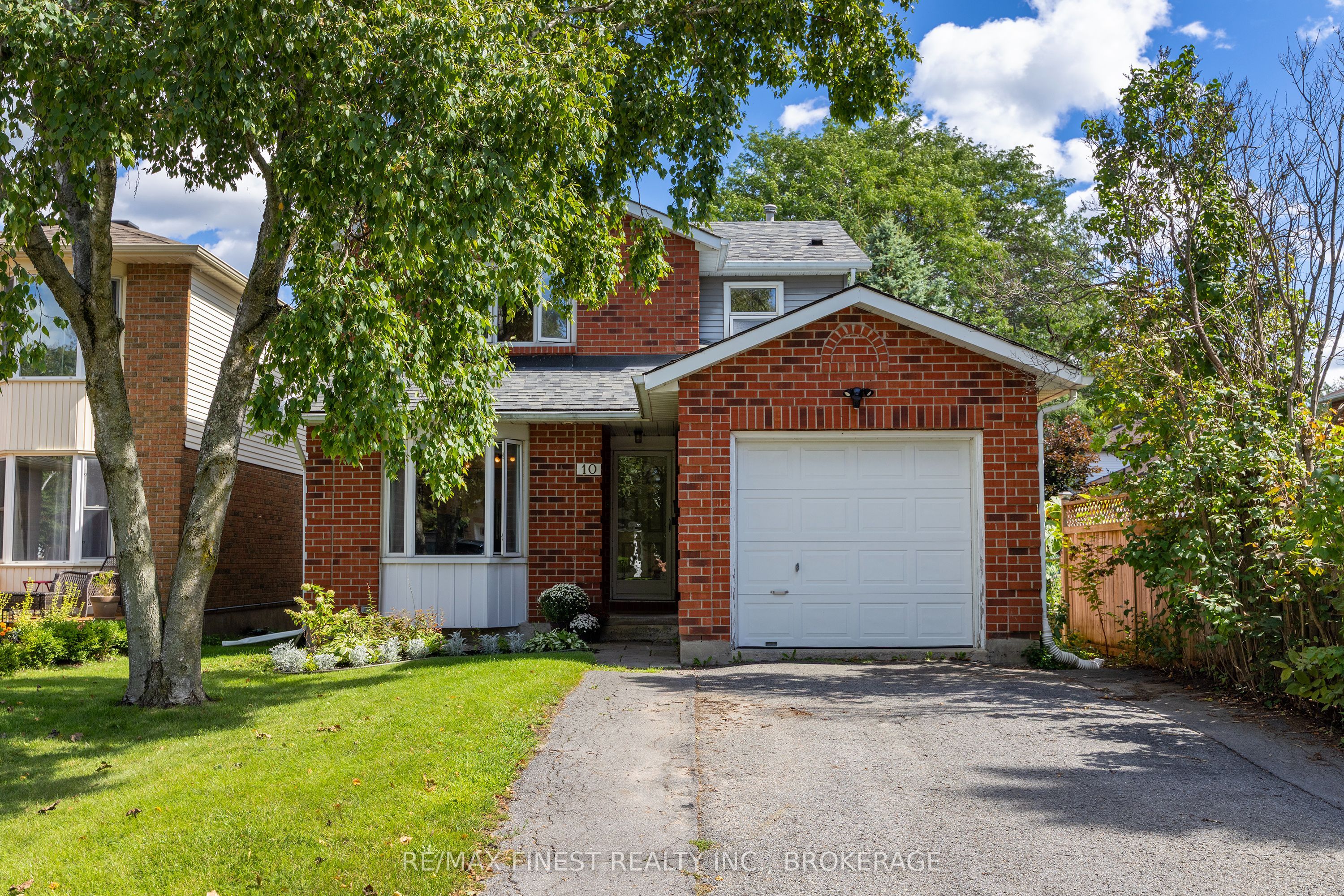 10 CHARTWELL Crescent