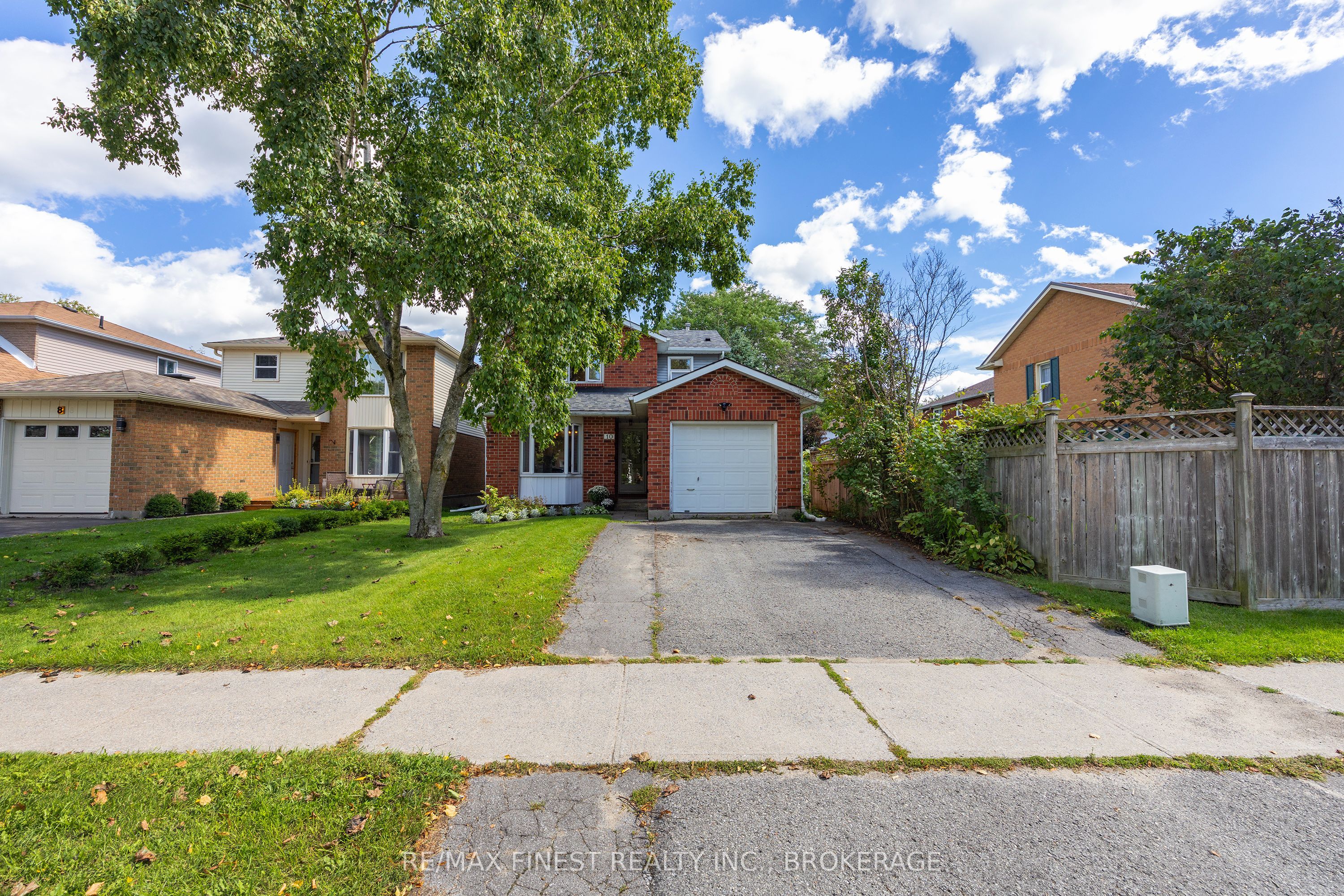 10 CHARTWELL Crescent