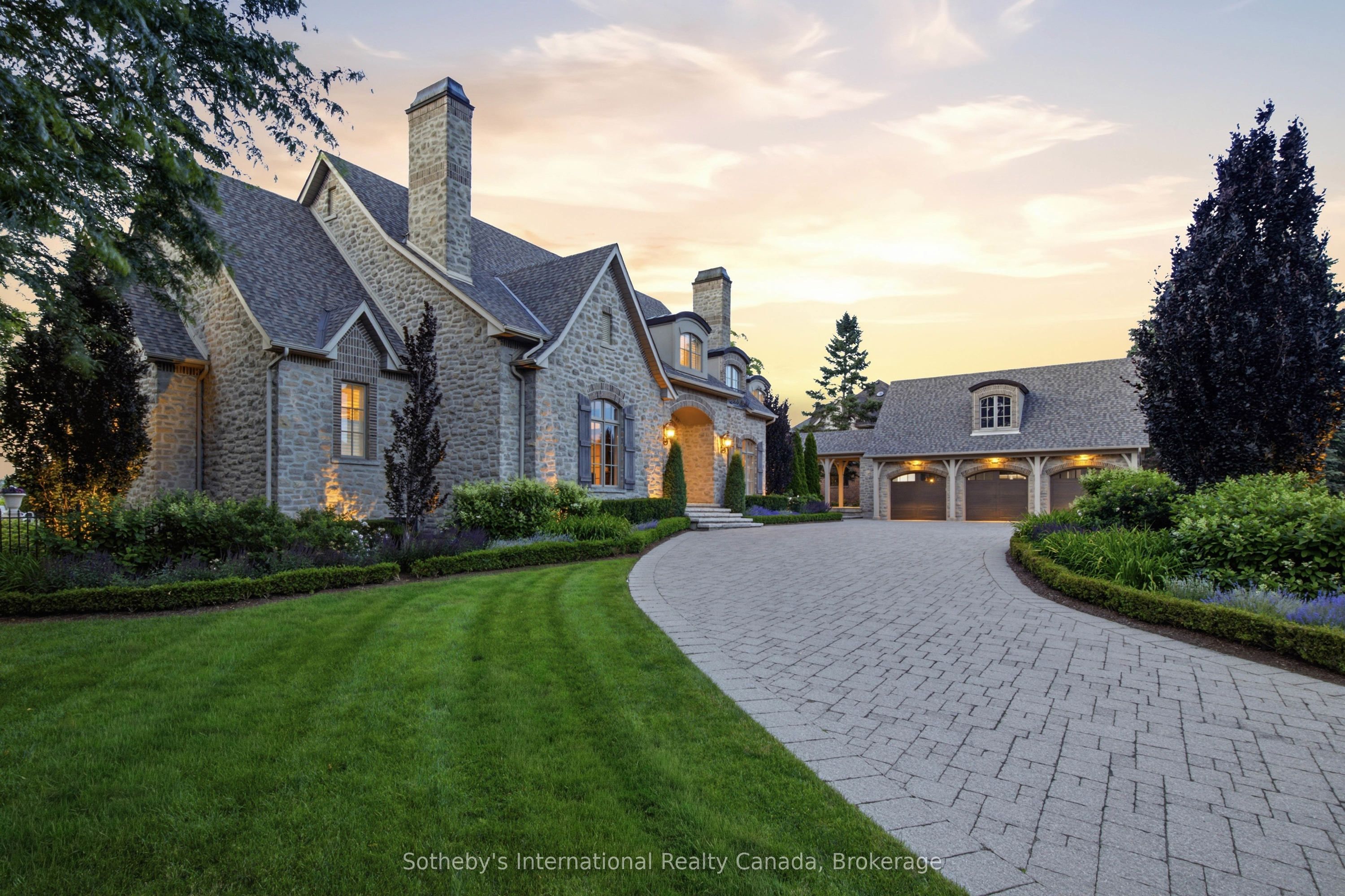 28 Deer Ridge Crescent
