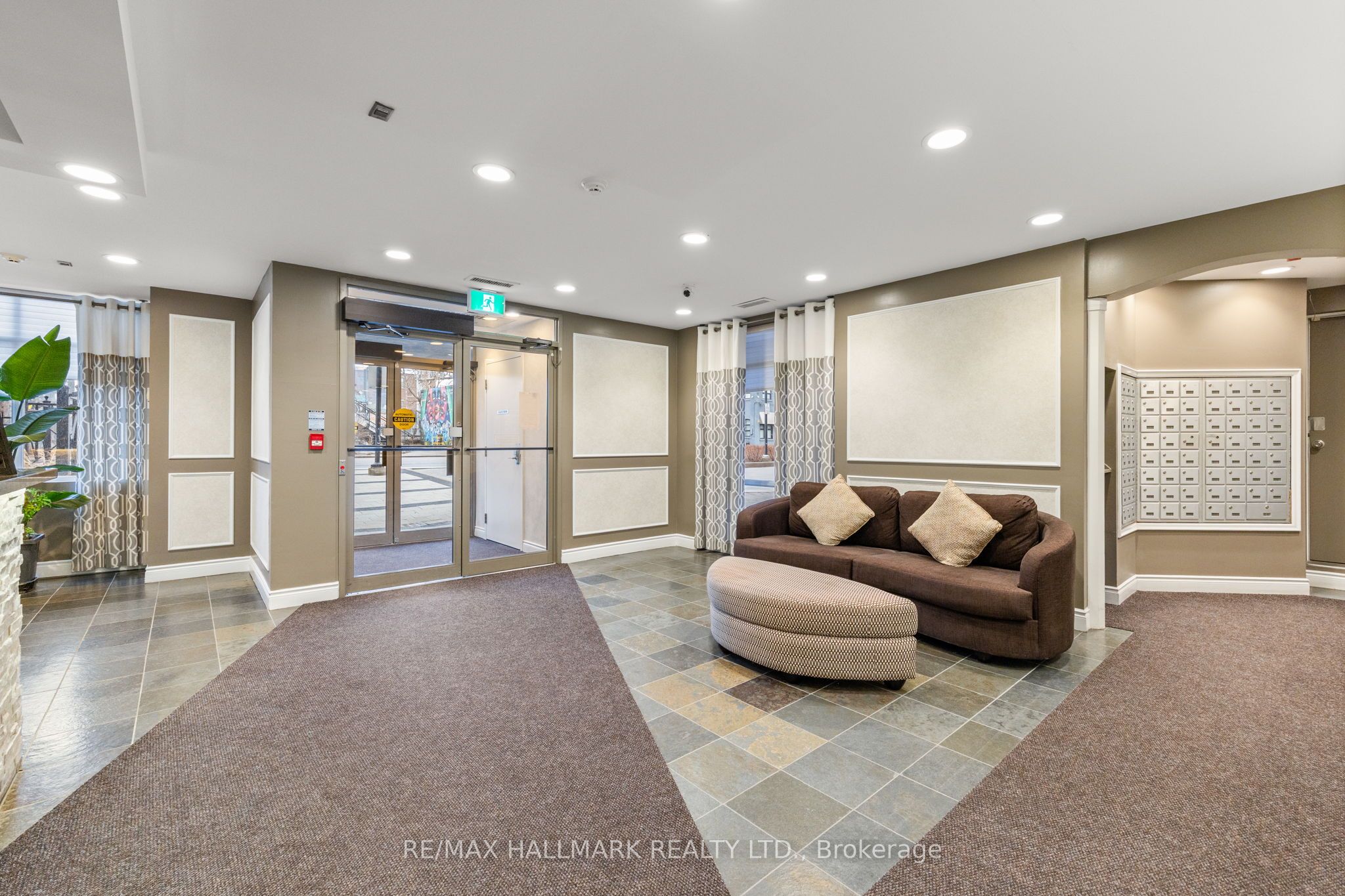 2495 Dundas Street W 519