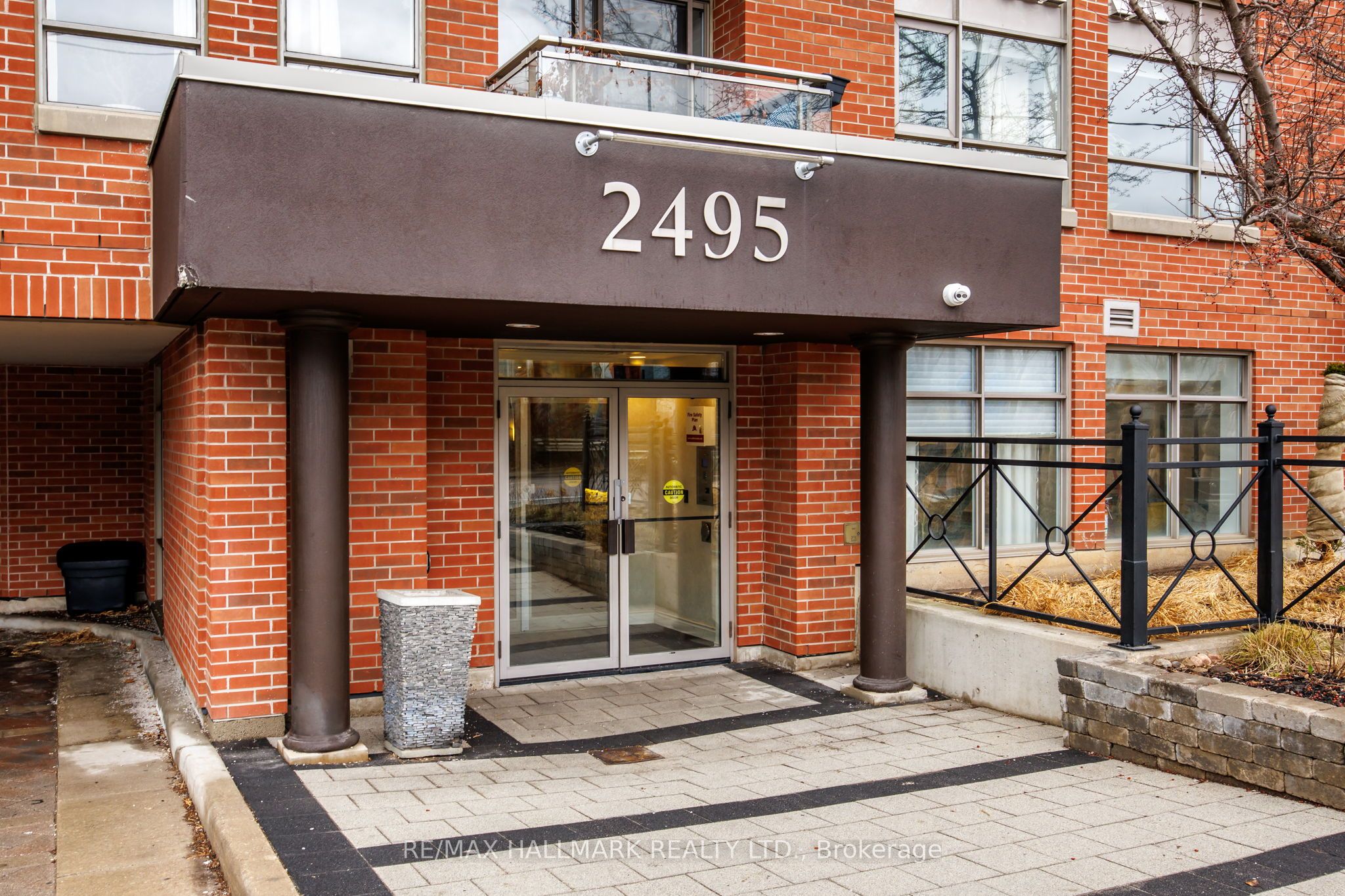 2495 Dundas Street W 519