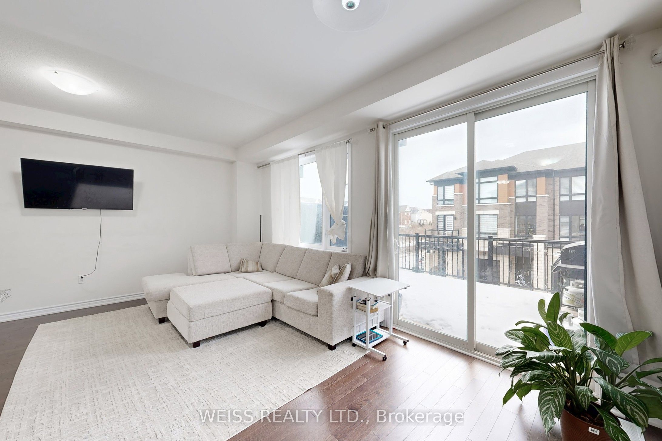 6729 Thickson Road N