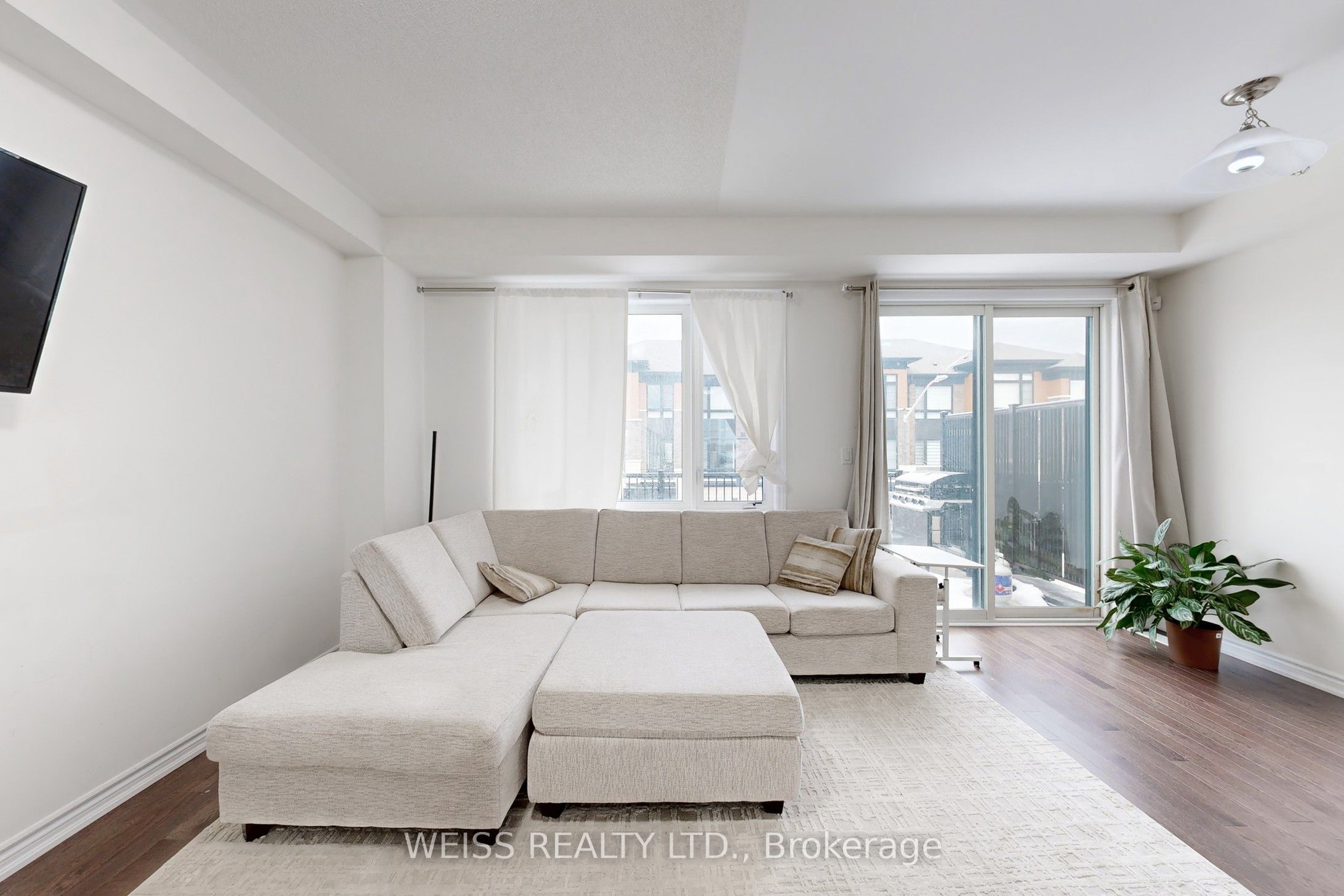 6729 Thickson Road N