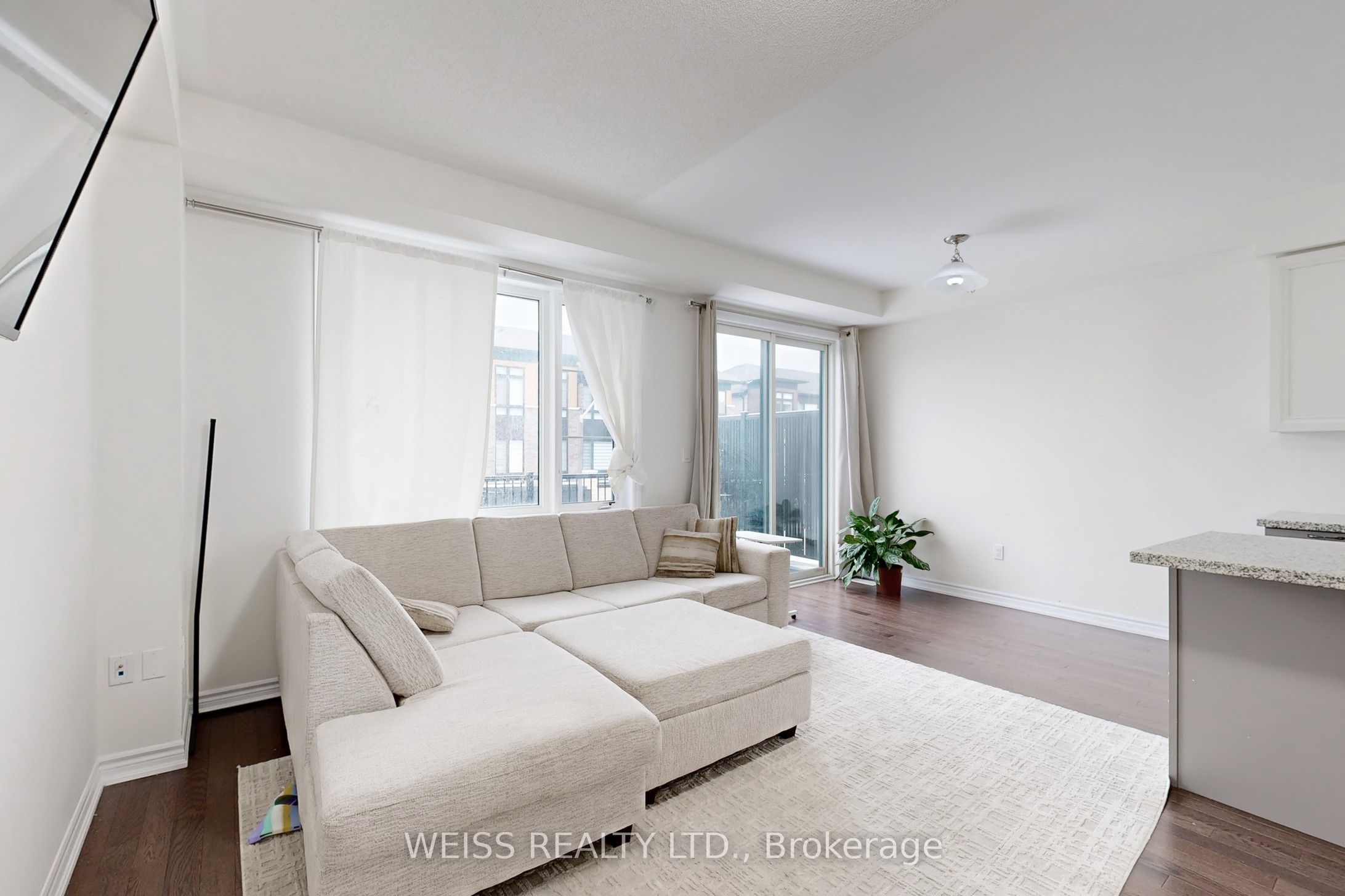 6729 Thickson Road N