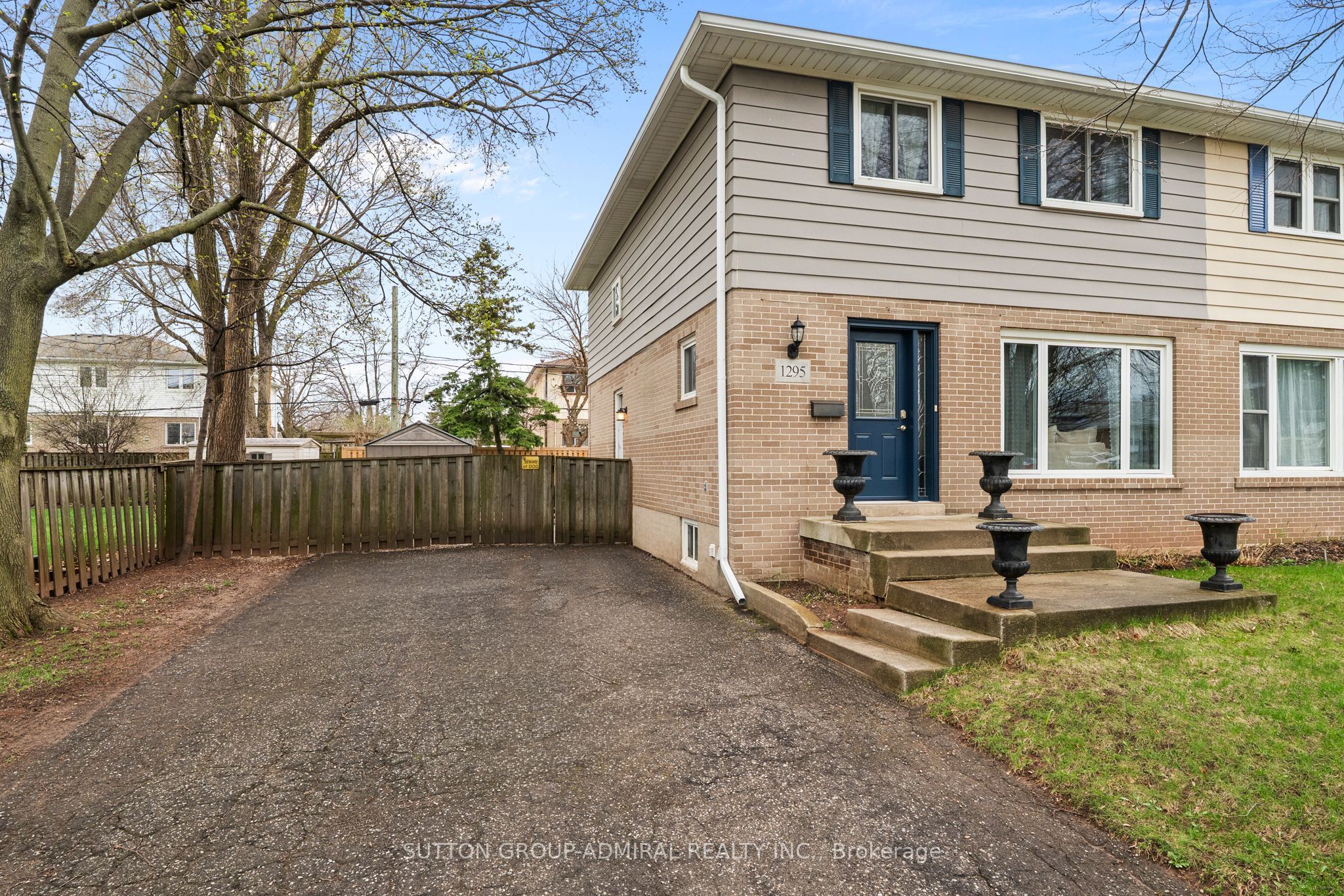 1295 Napier Crescent