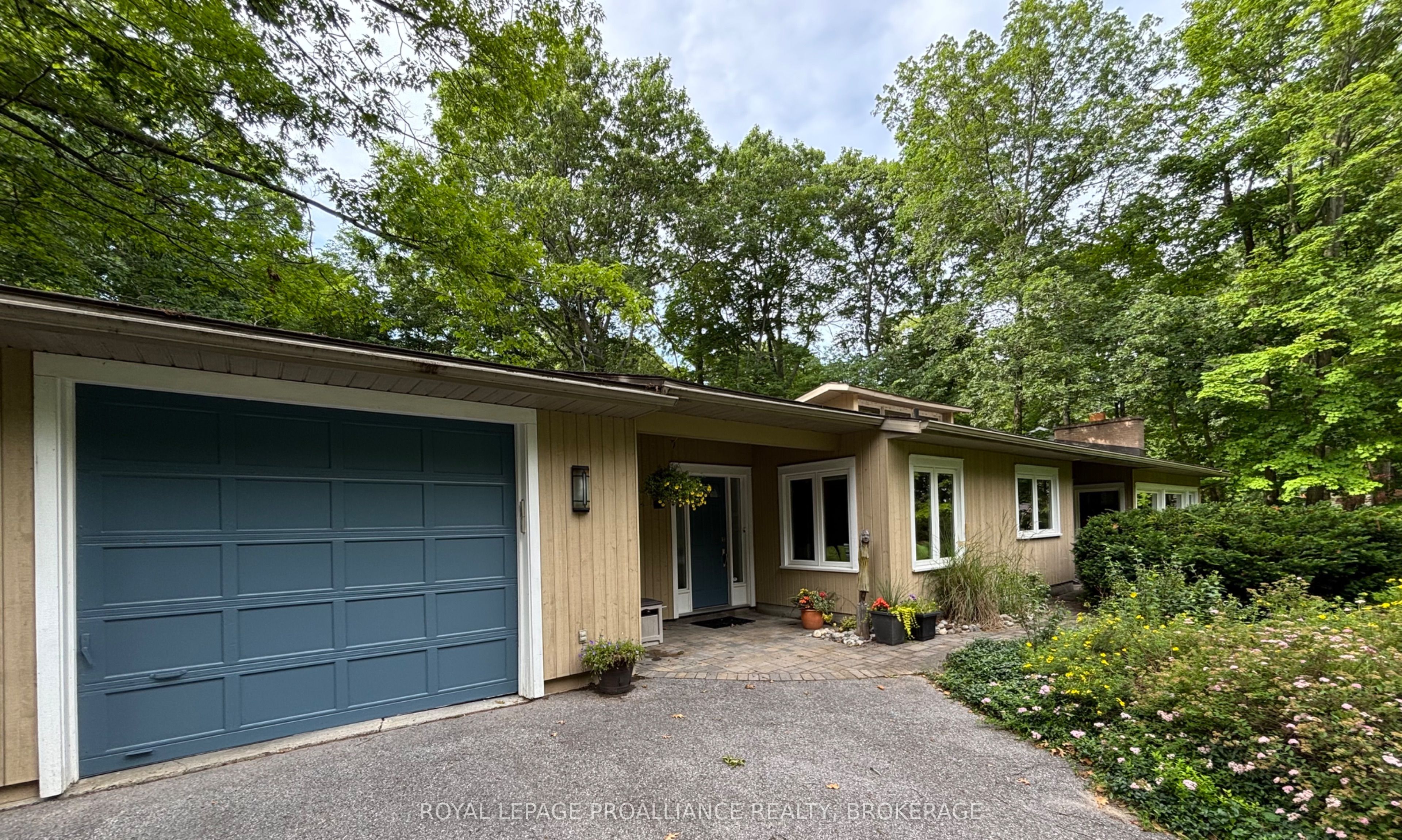 27 Riverside Drive