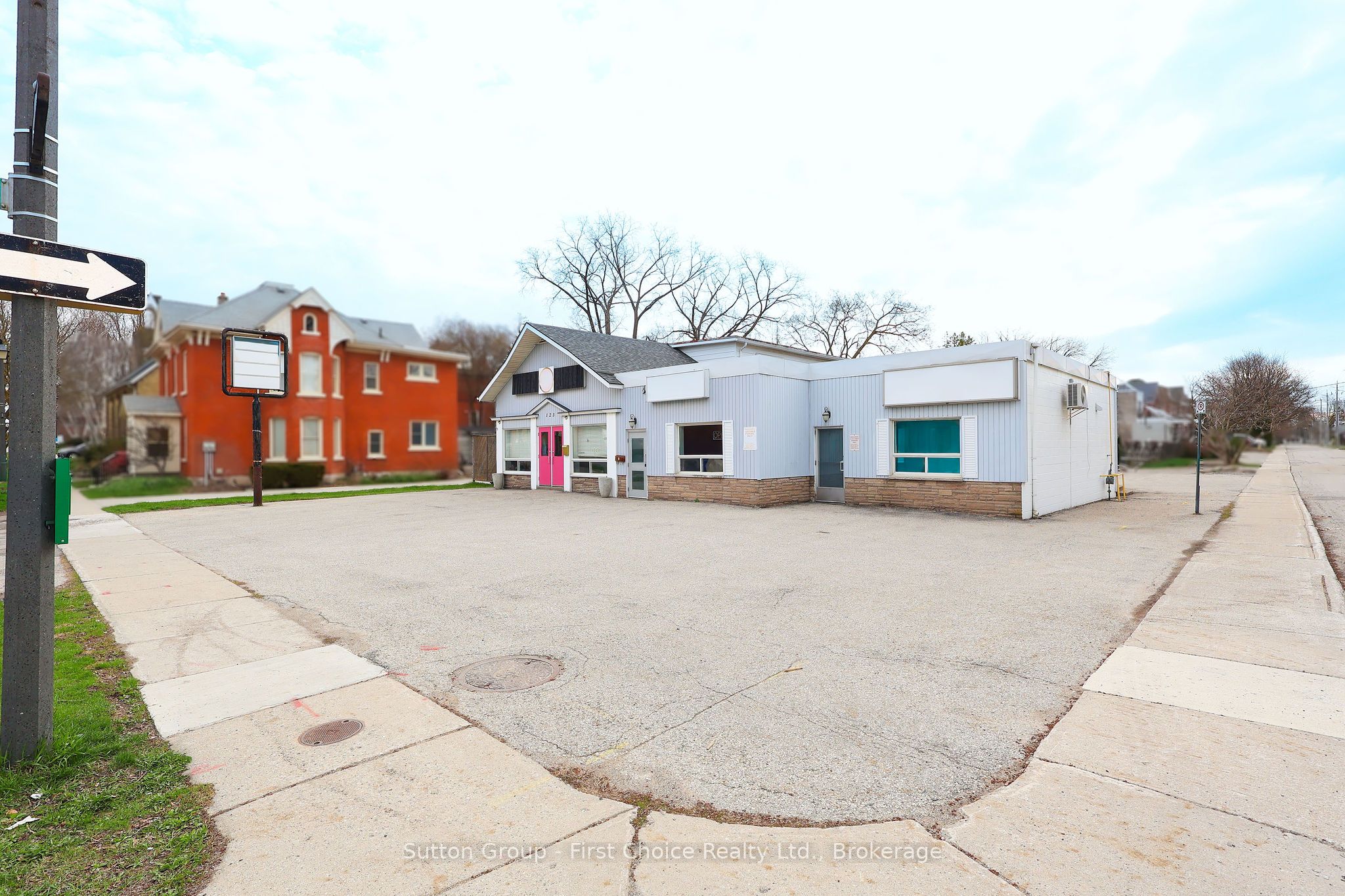 123 Waterloo Street S