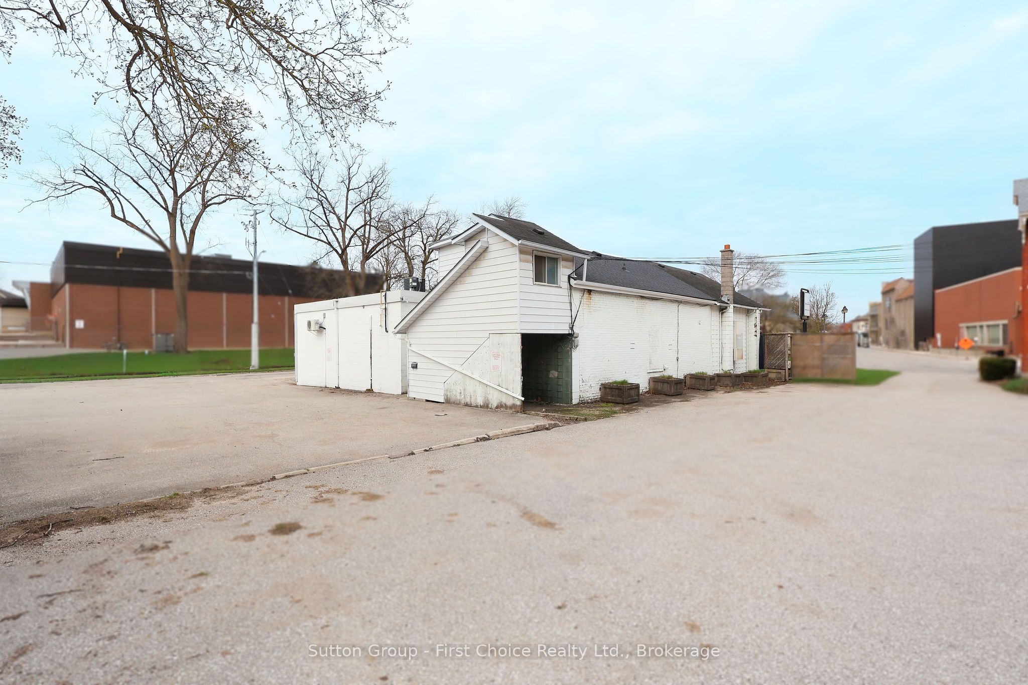 123 Waterloo Street S