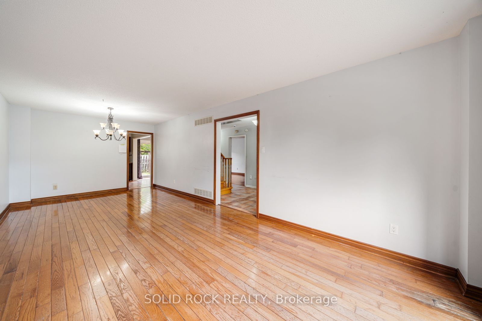 2394 Strathmore Crescent