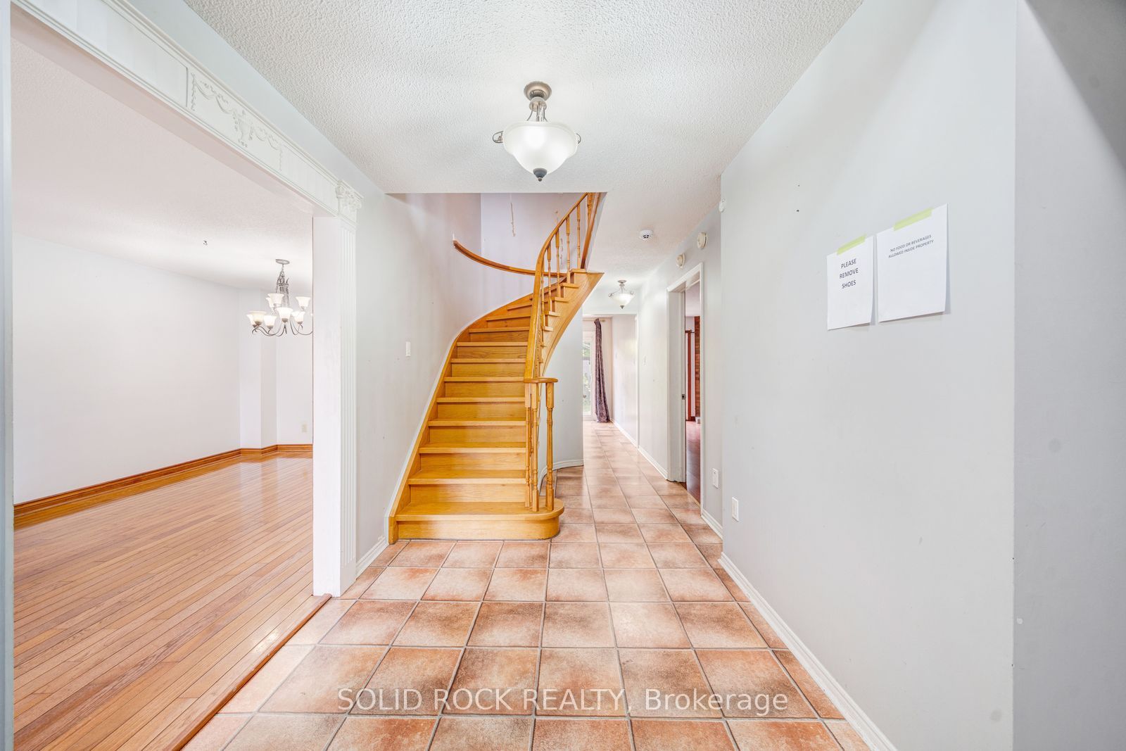 2394 Strathmore Crescent