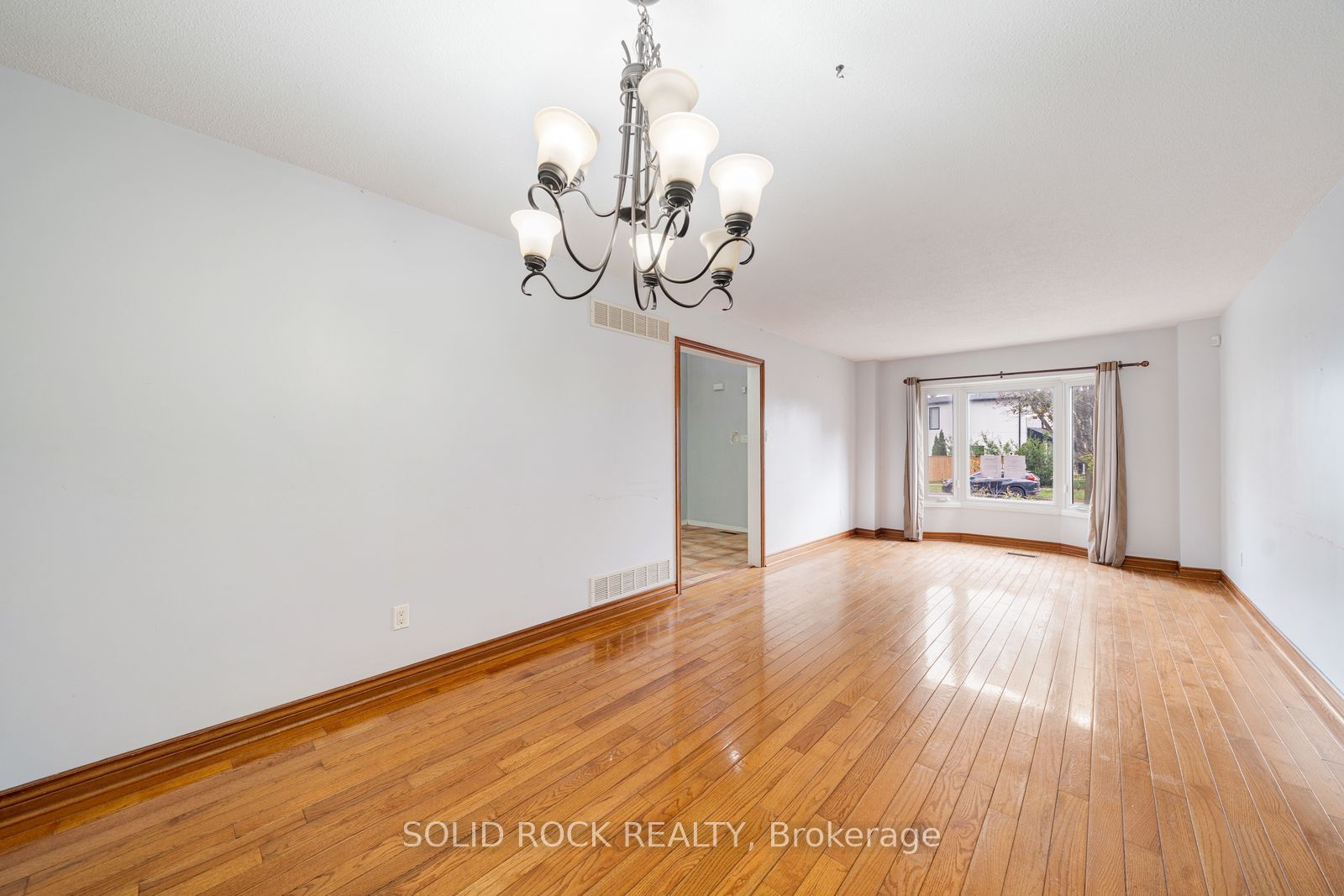 2394 Strathmore Crescent