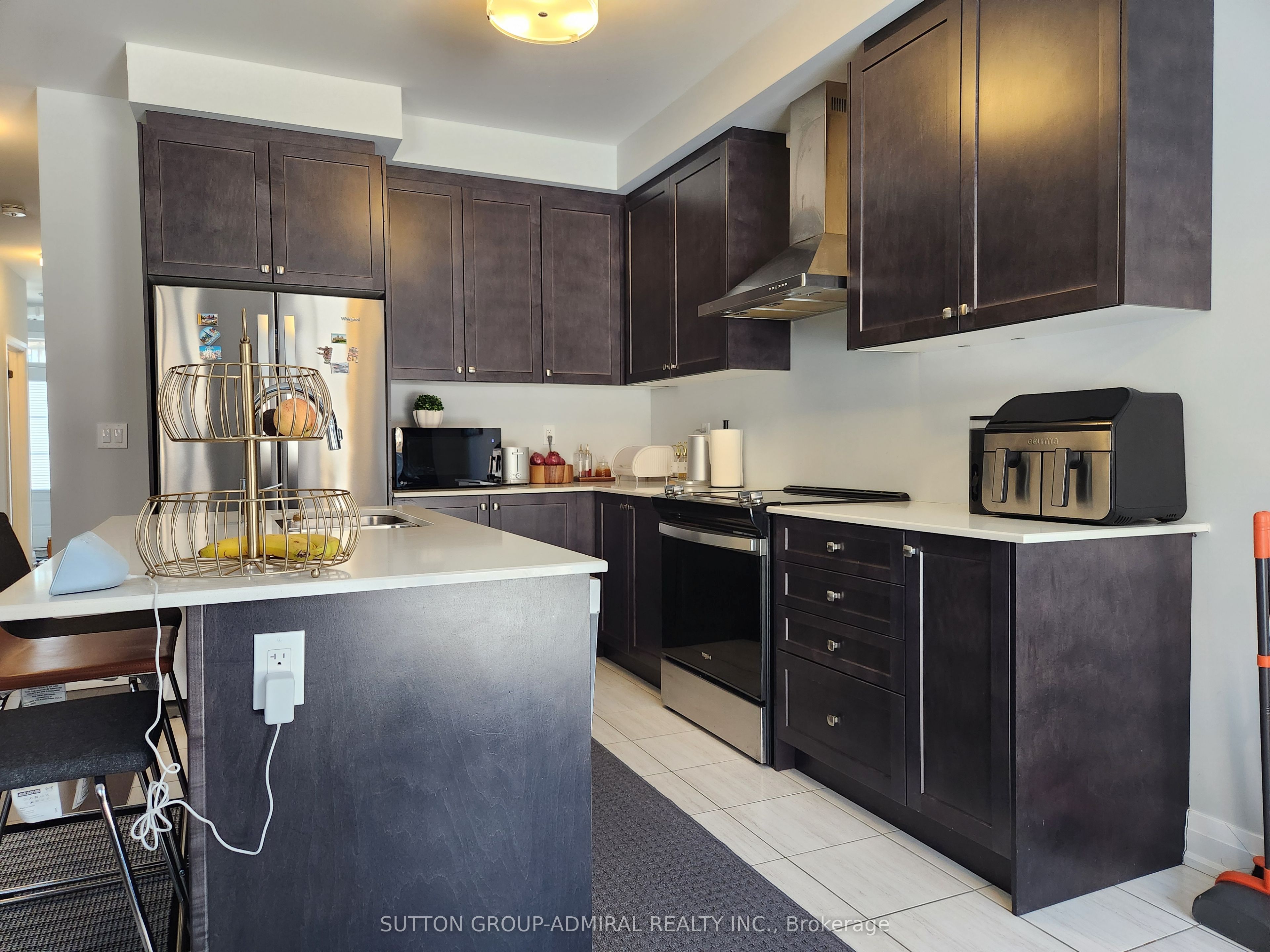 984 Crowsnest Hollow